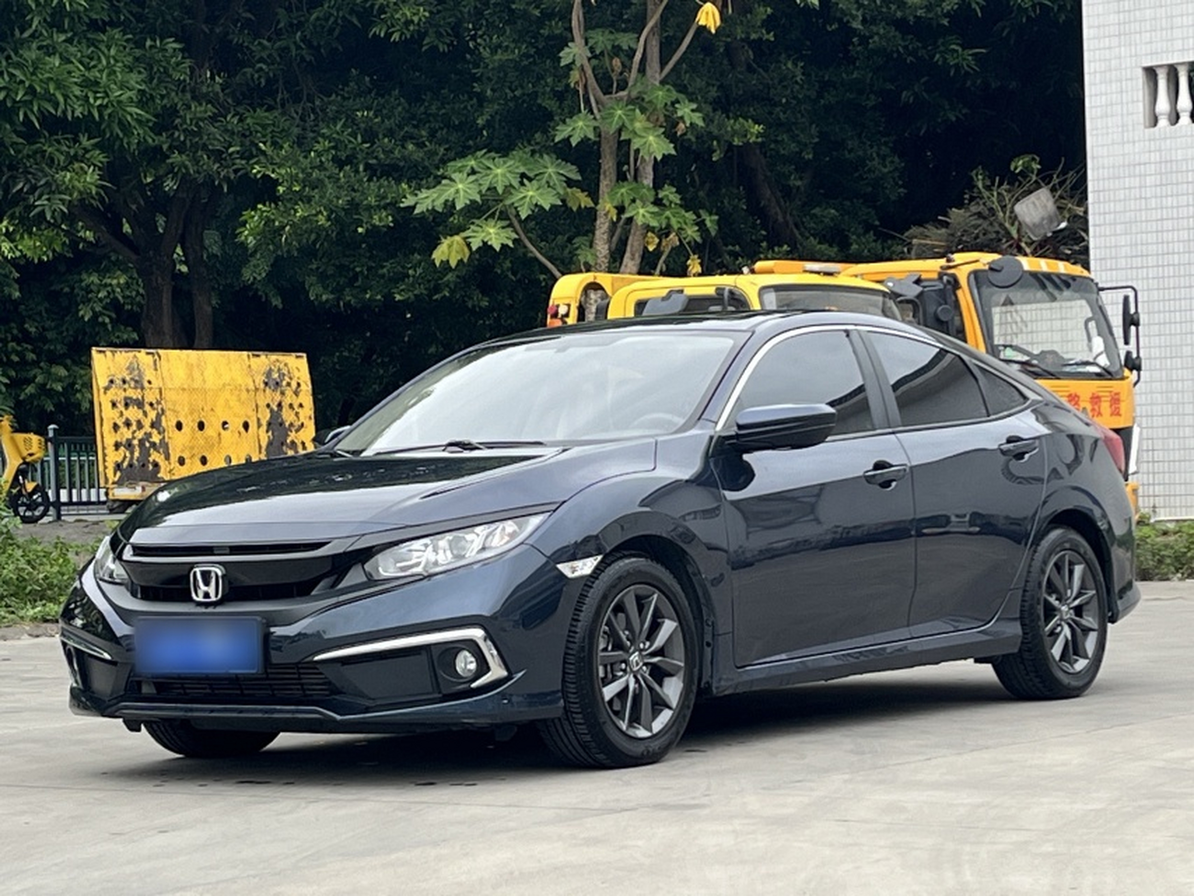 Под передней частью автомобиля