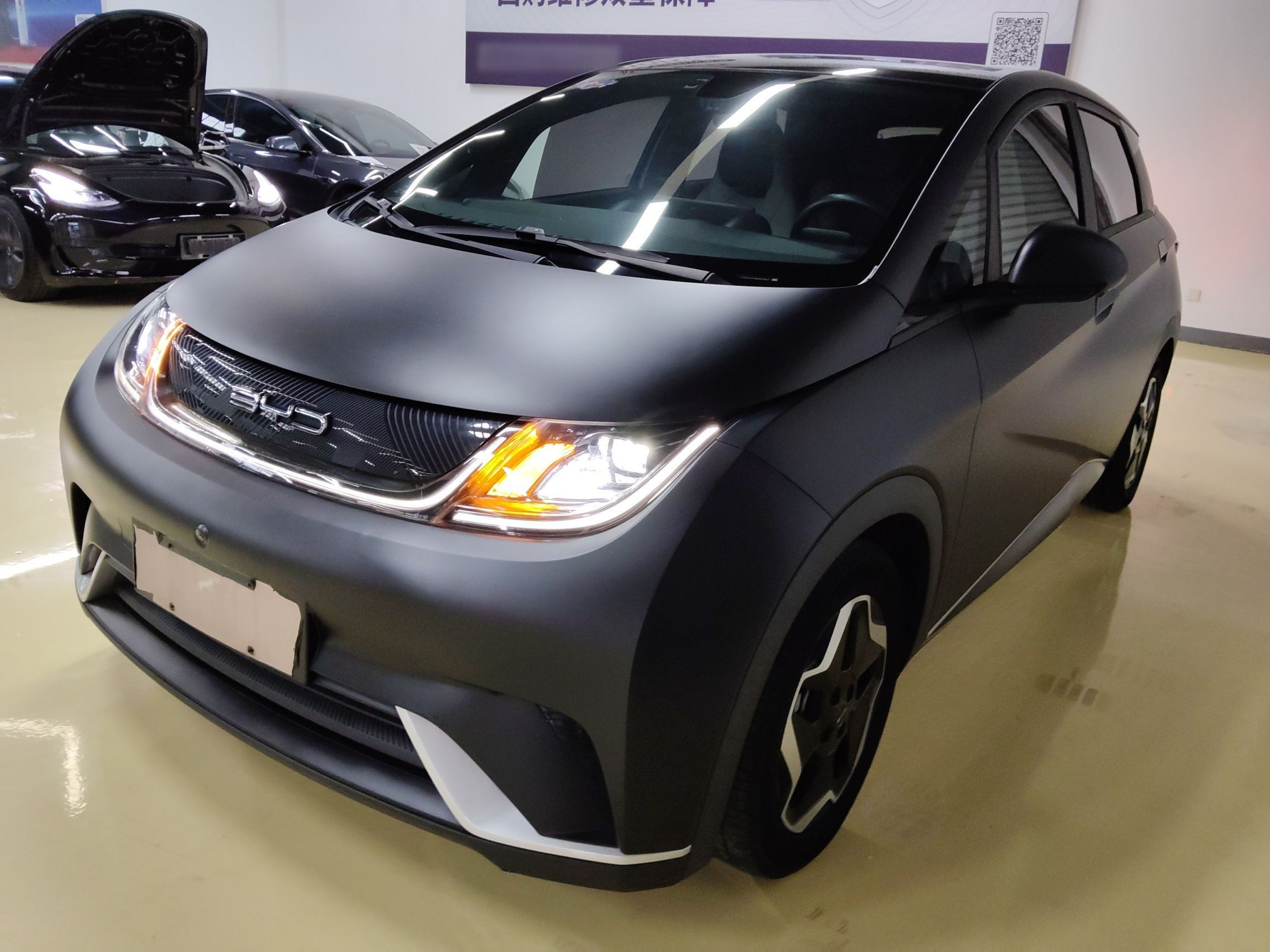 تحت مقدمة السيارة