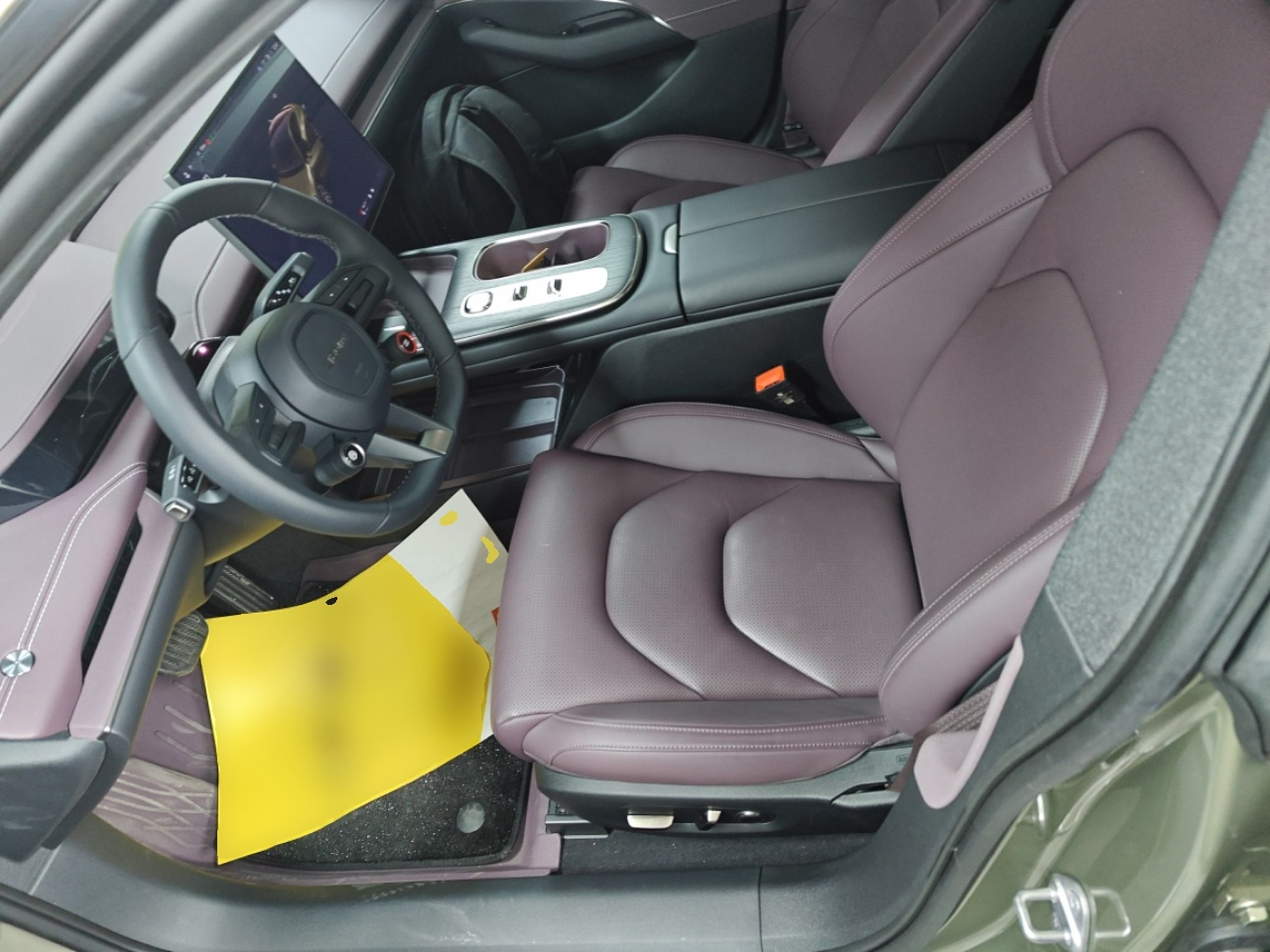 المقاعد الأمامية داخل السيارة