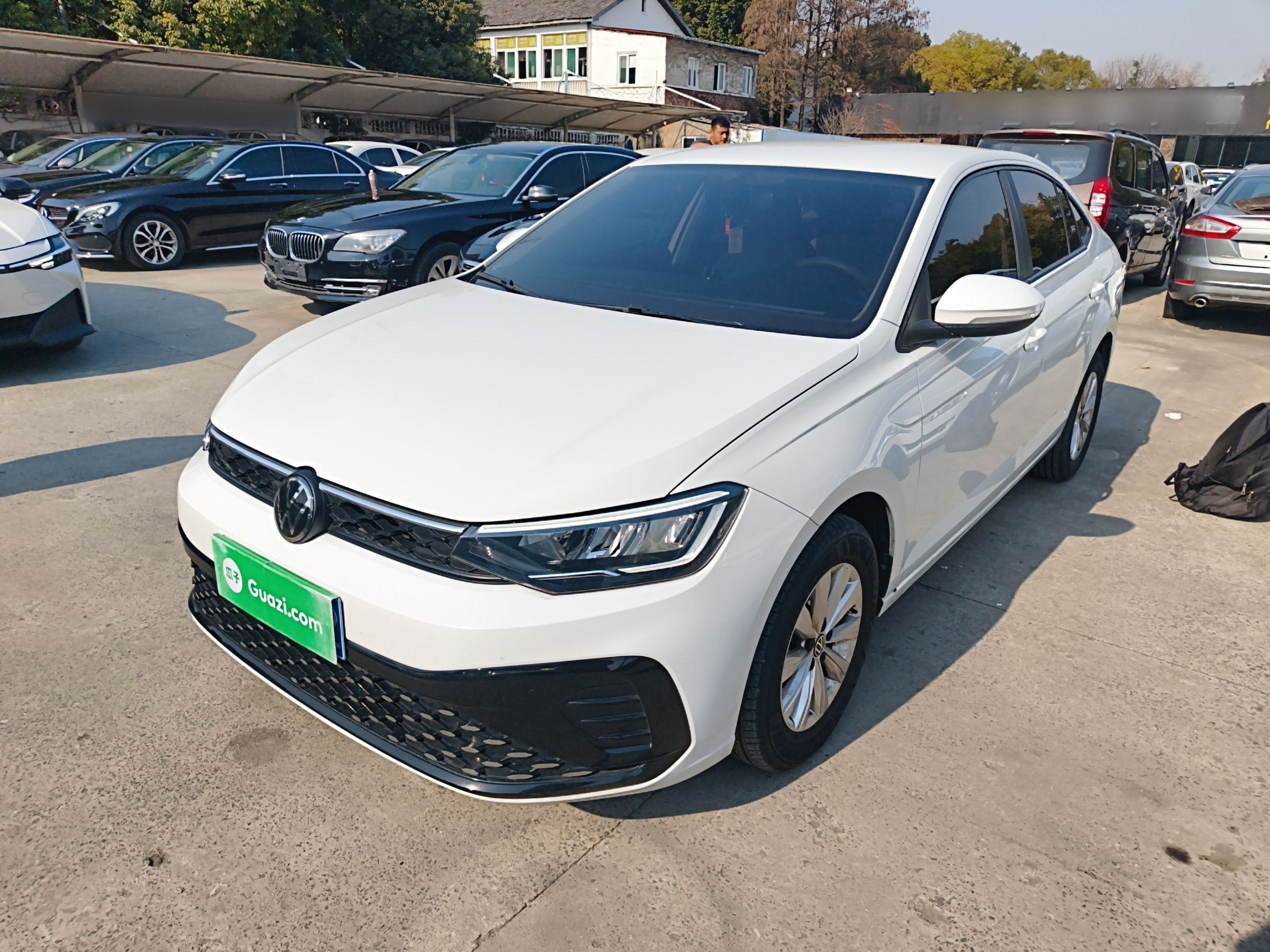 Под передней частью автомобиля