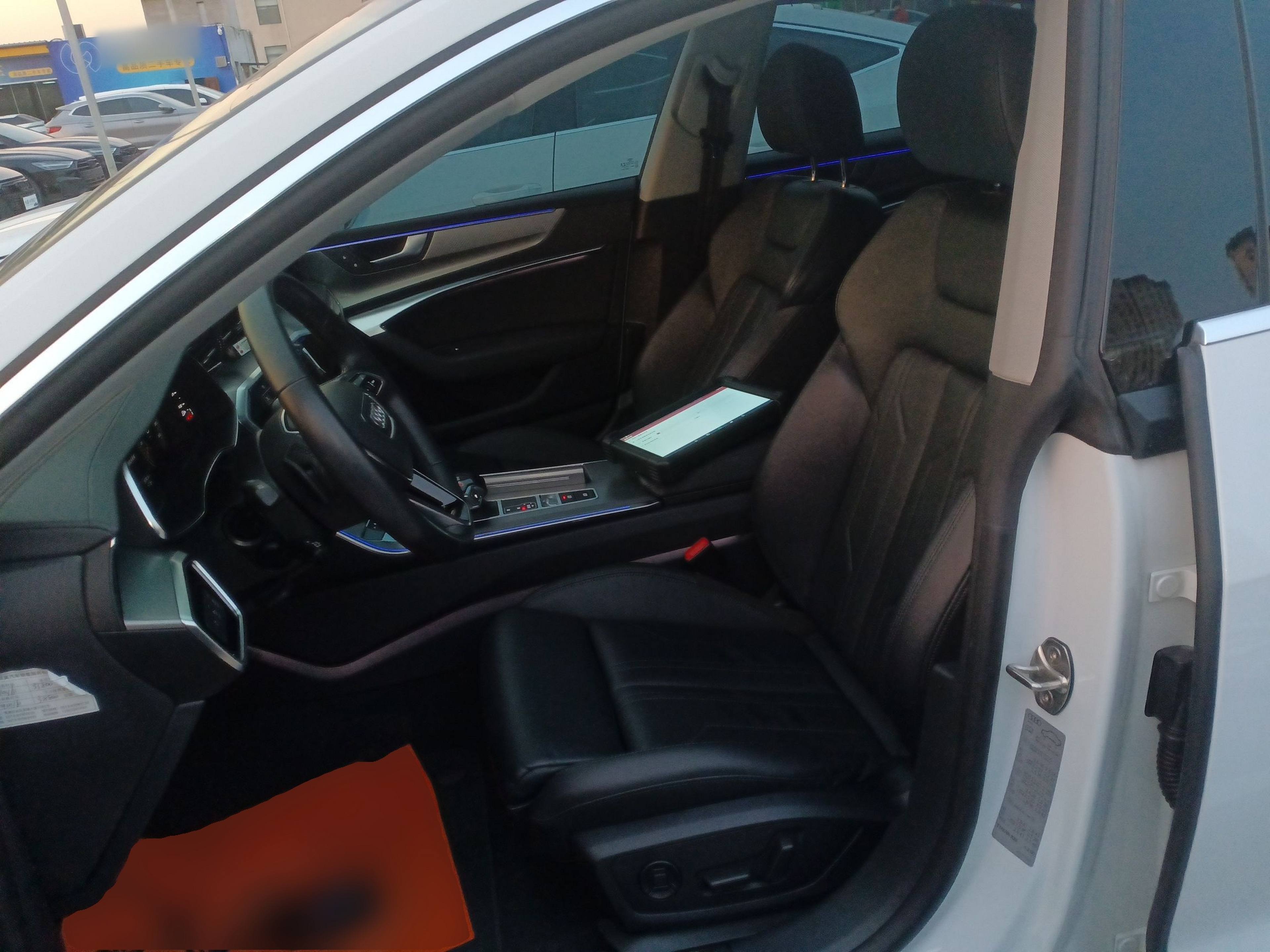 Переднее сиденье в автомобиле