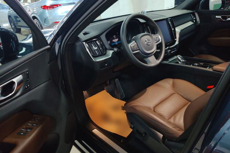 Used Volvo XC60 2023 B5 4x4 Smart Luxury Edition