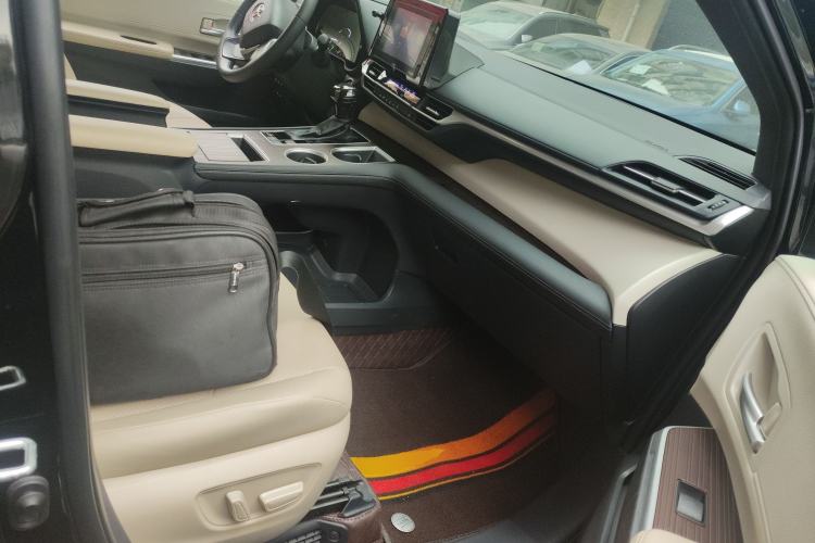 Used Toyota Sienna 2023 2.5L Hybrid Luxury Edition
