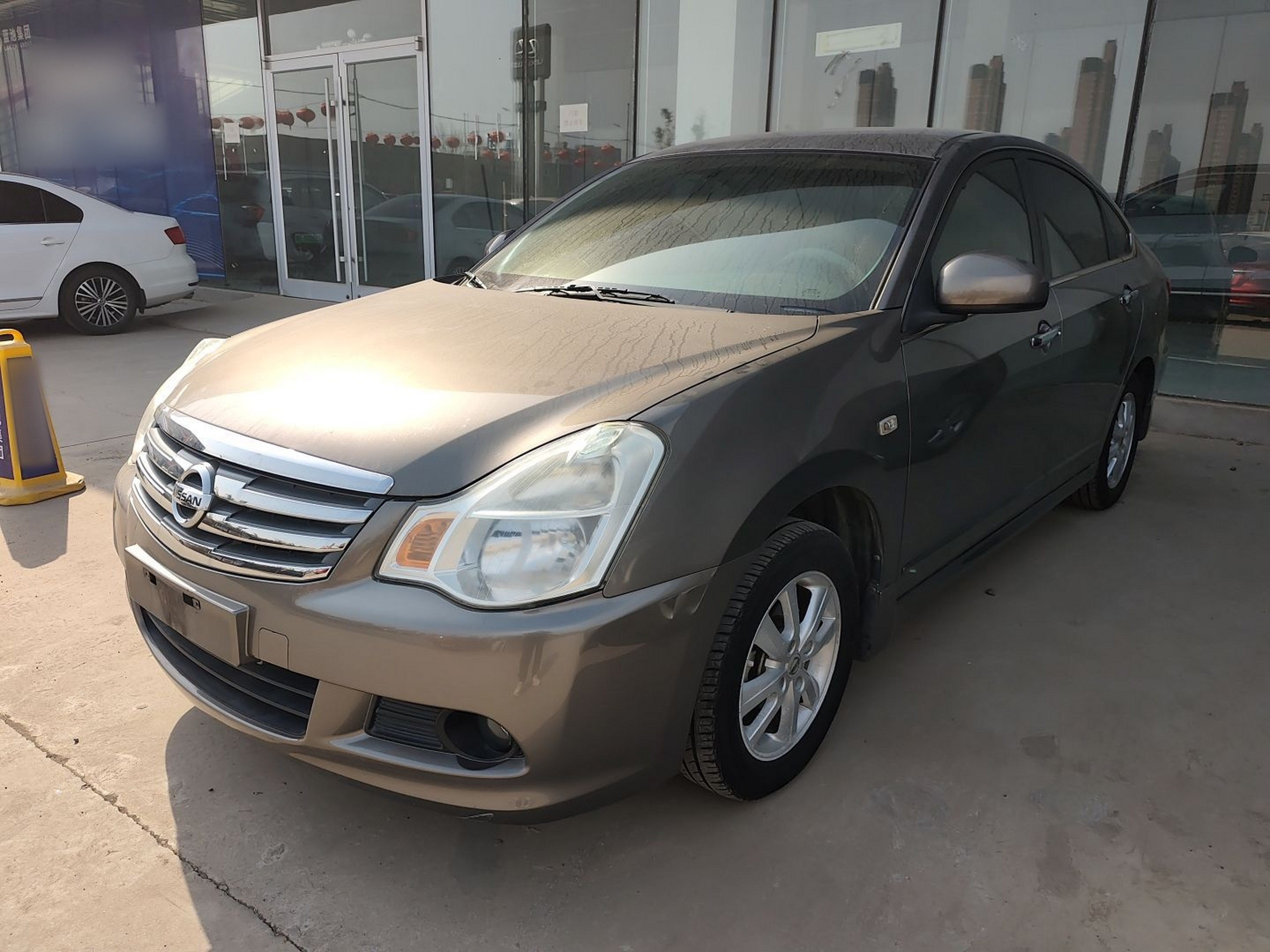 Под передней частью автомобиля