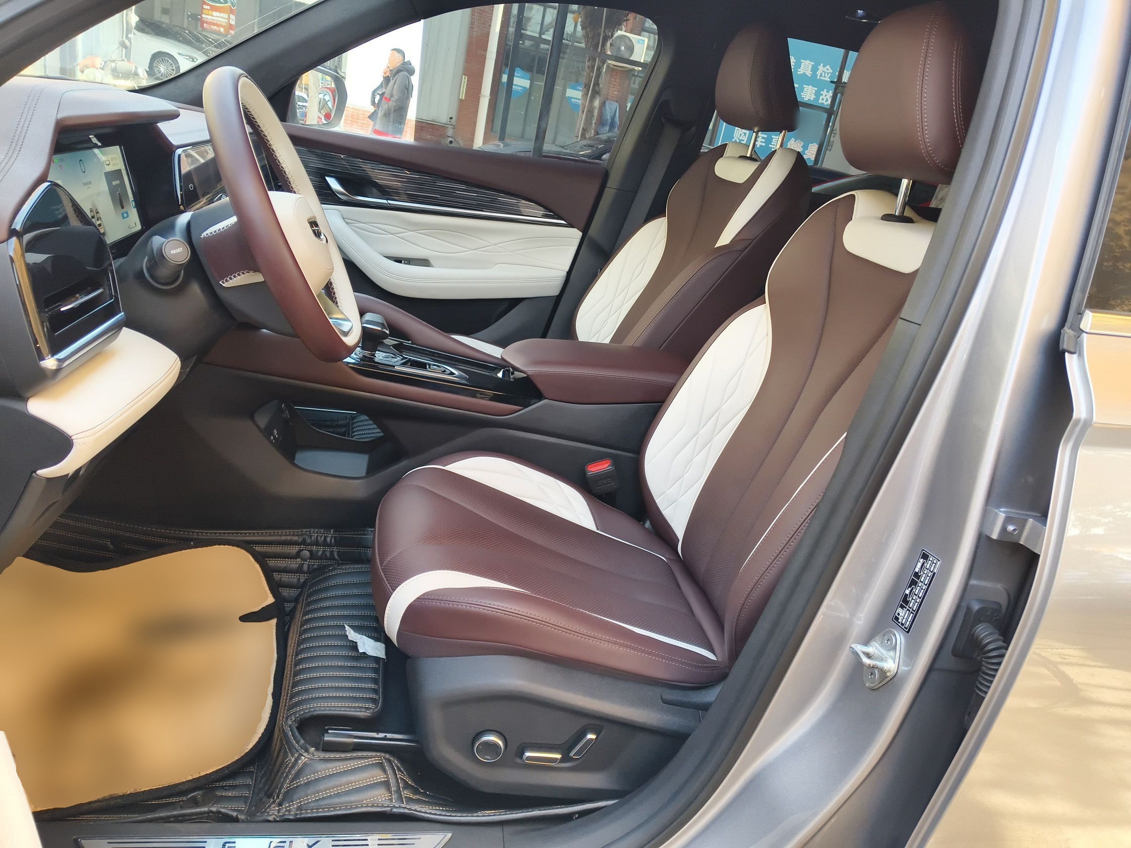 Переднее сиденье в автомобиле