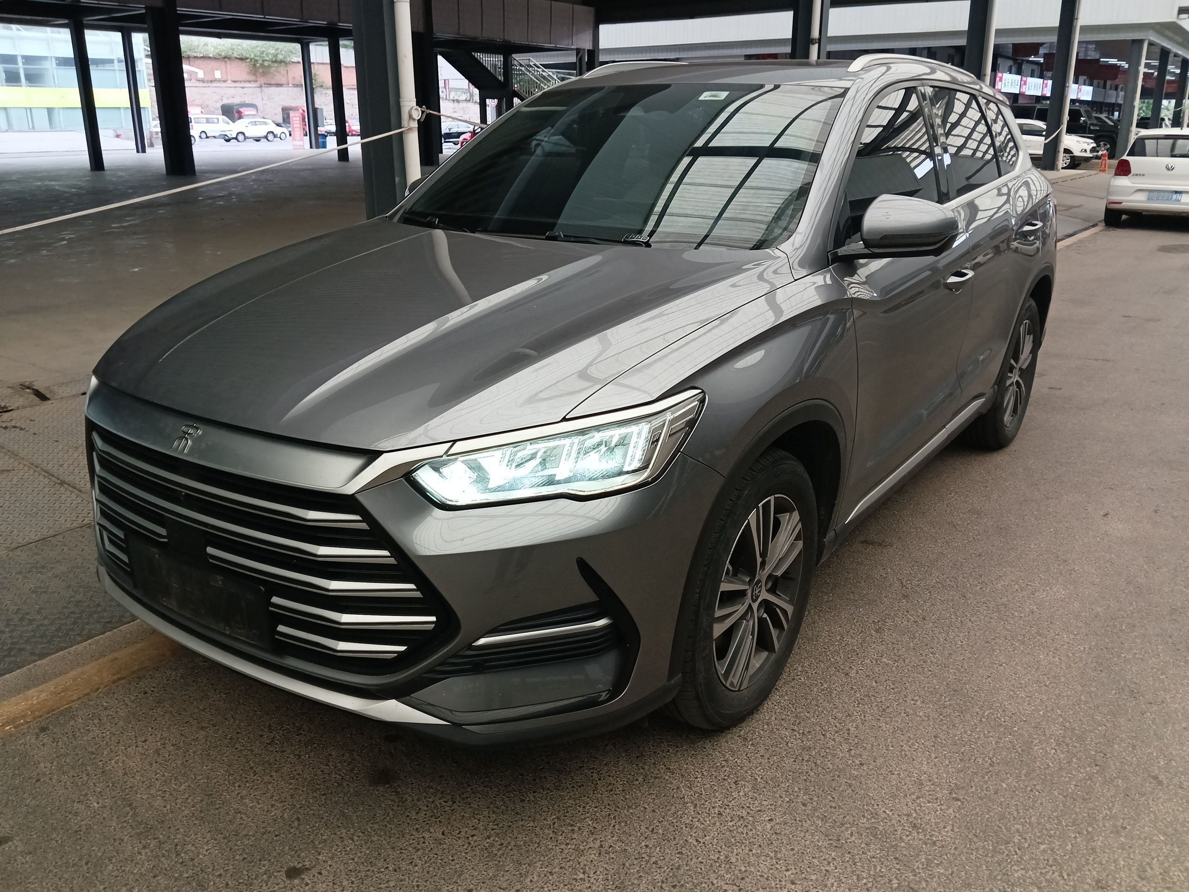 Под передней частью автомобиля