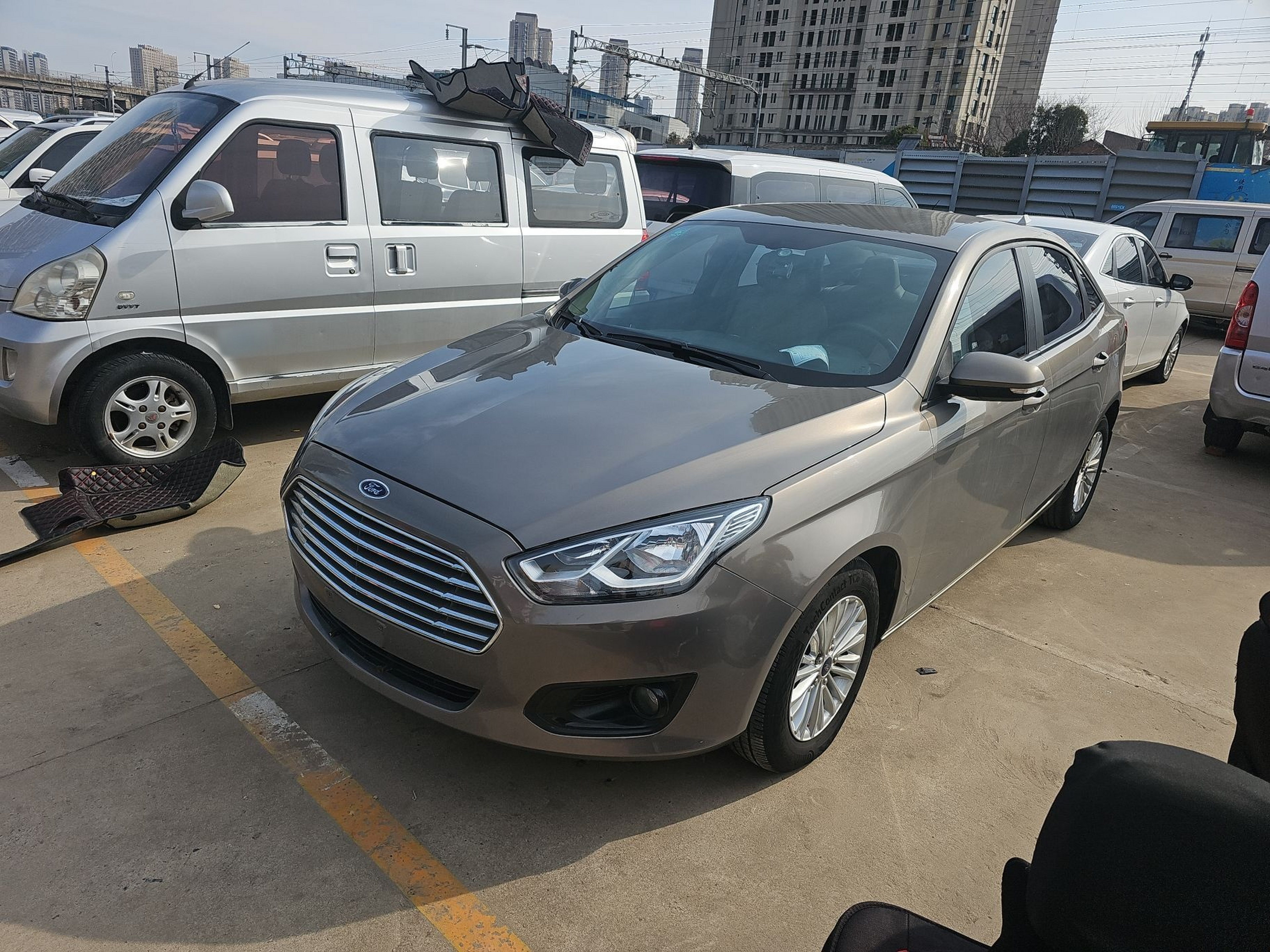 Под передней частью автомобиля