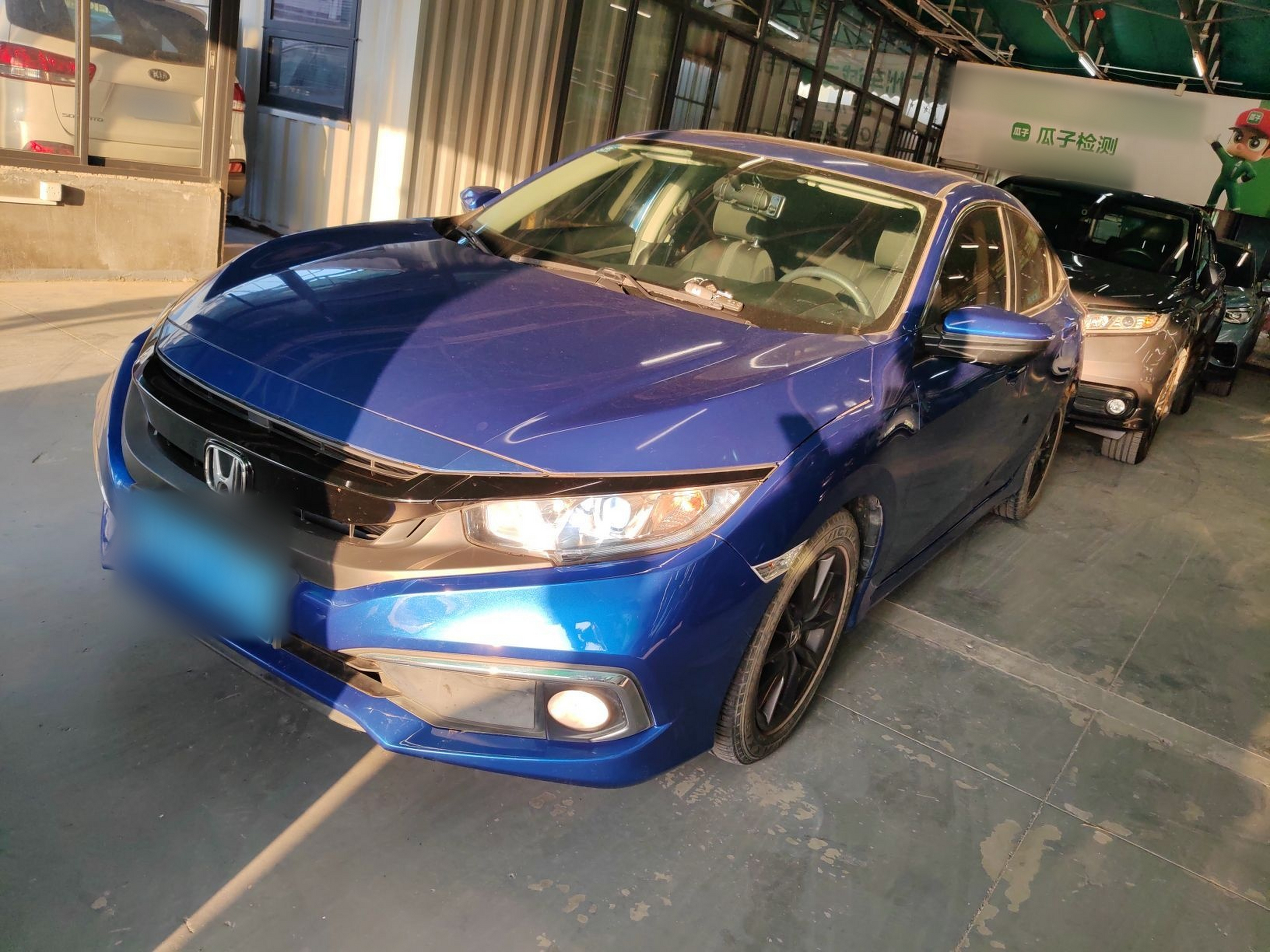 Под передней частью автомобиля