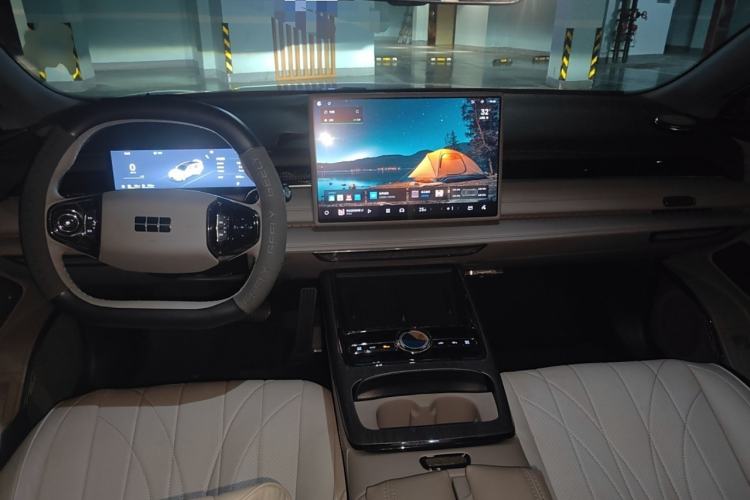 Used  Galaxy 8 2025 130km EM-i Deluxe Edition