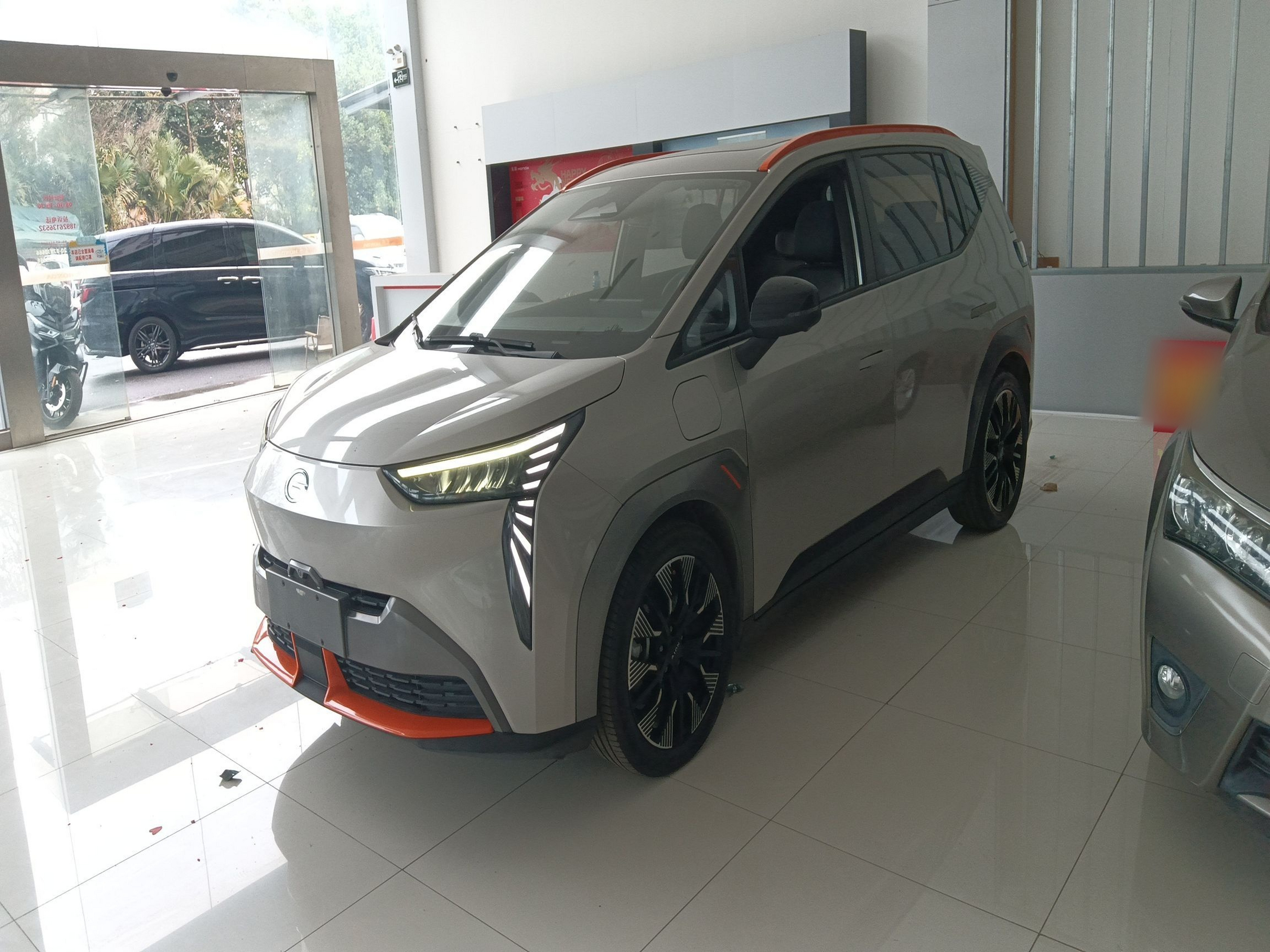 Под передней частью автомобиля