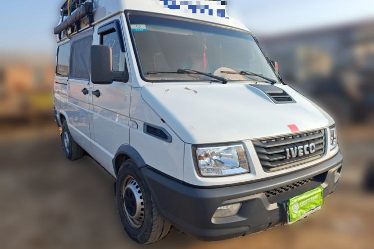 Used Iveco Daily 2020 2.5T A35 Passenger Van Single-Tire Mid-Roof Design 5-9 Seats with Sliding Side Door Meeting China V Emission Standards
