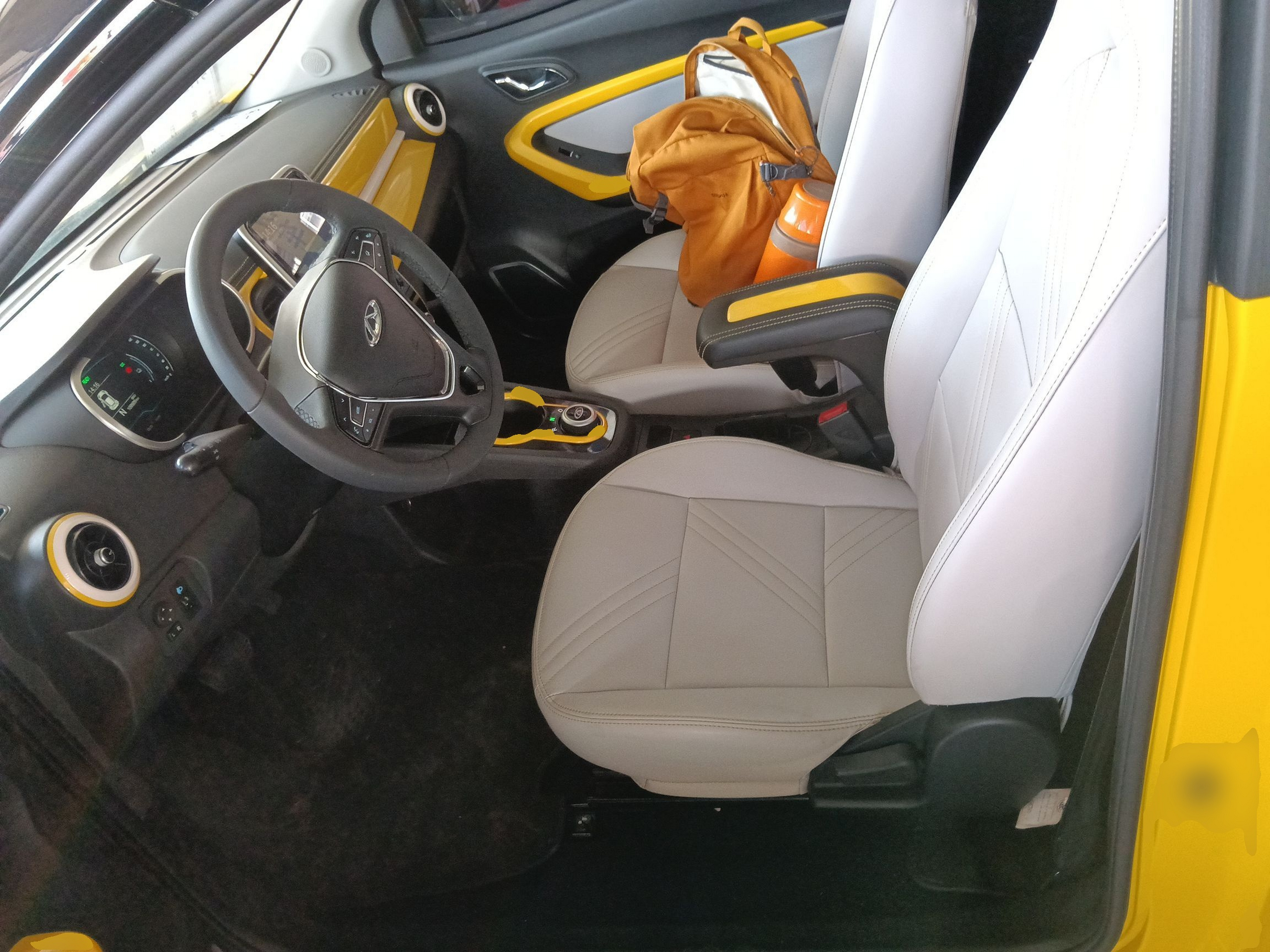 Переднее сиденье в автомобиле