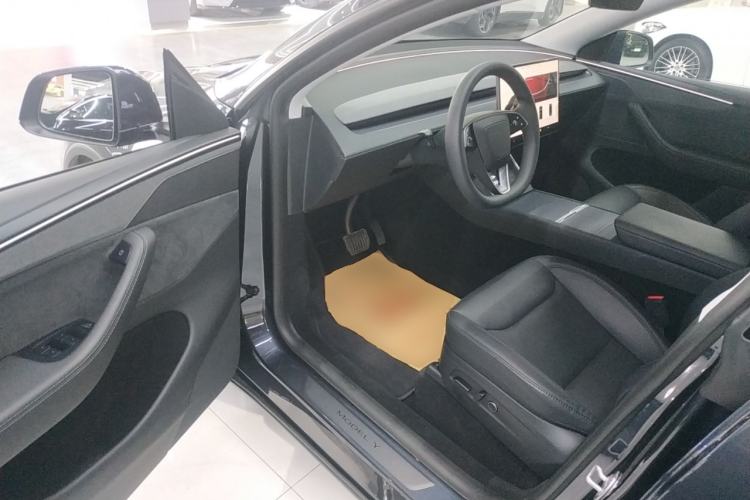 Used Tesla Model Y 2025 Long-Range All-Wheel-Drive Version
