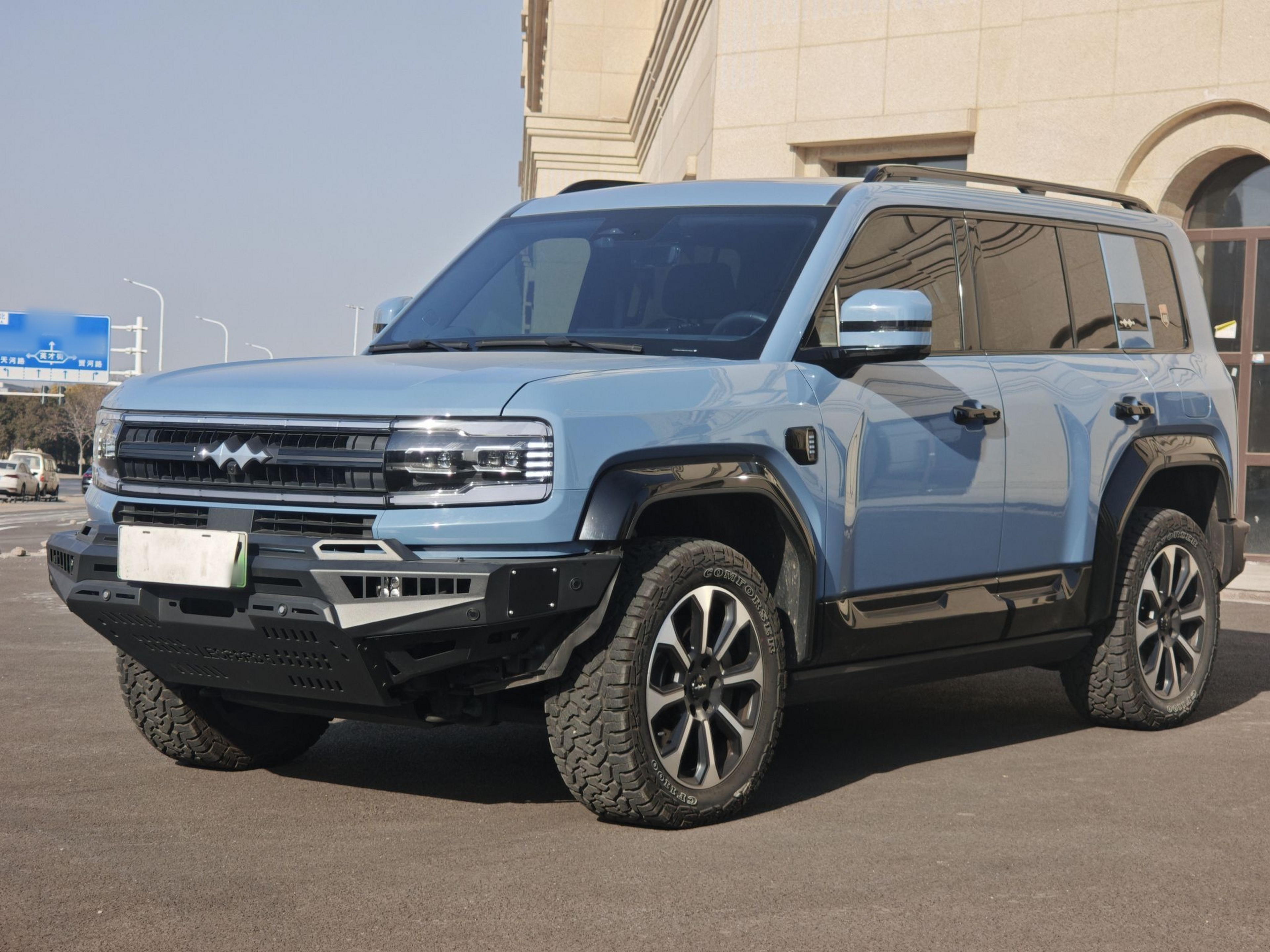 تحت مقدمة السيارة