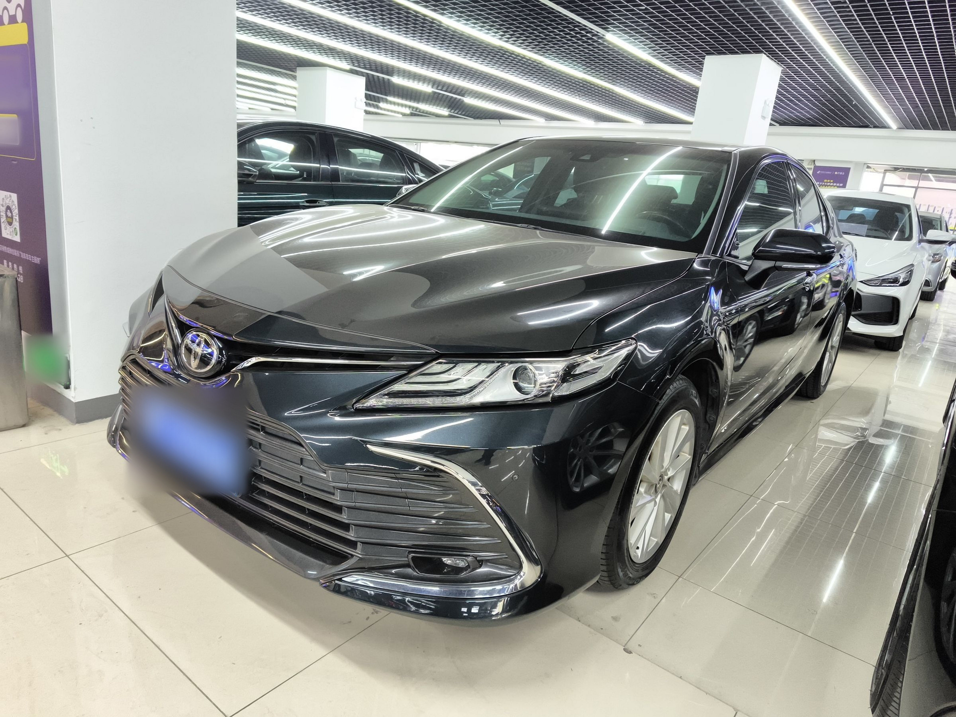 تحت مقدمة السيارة