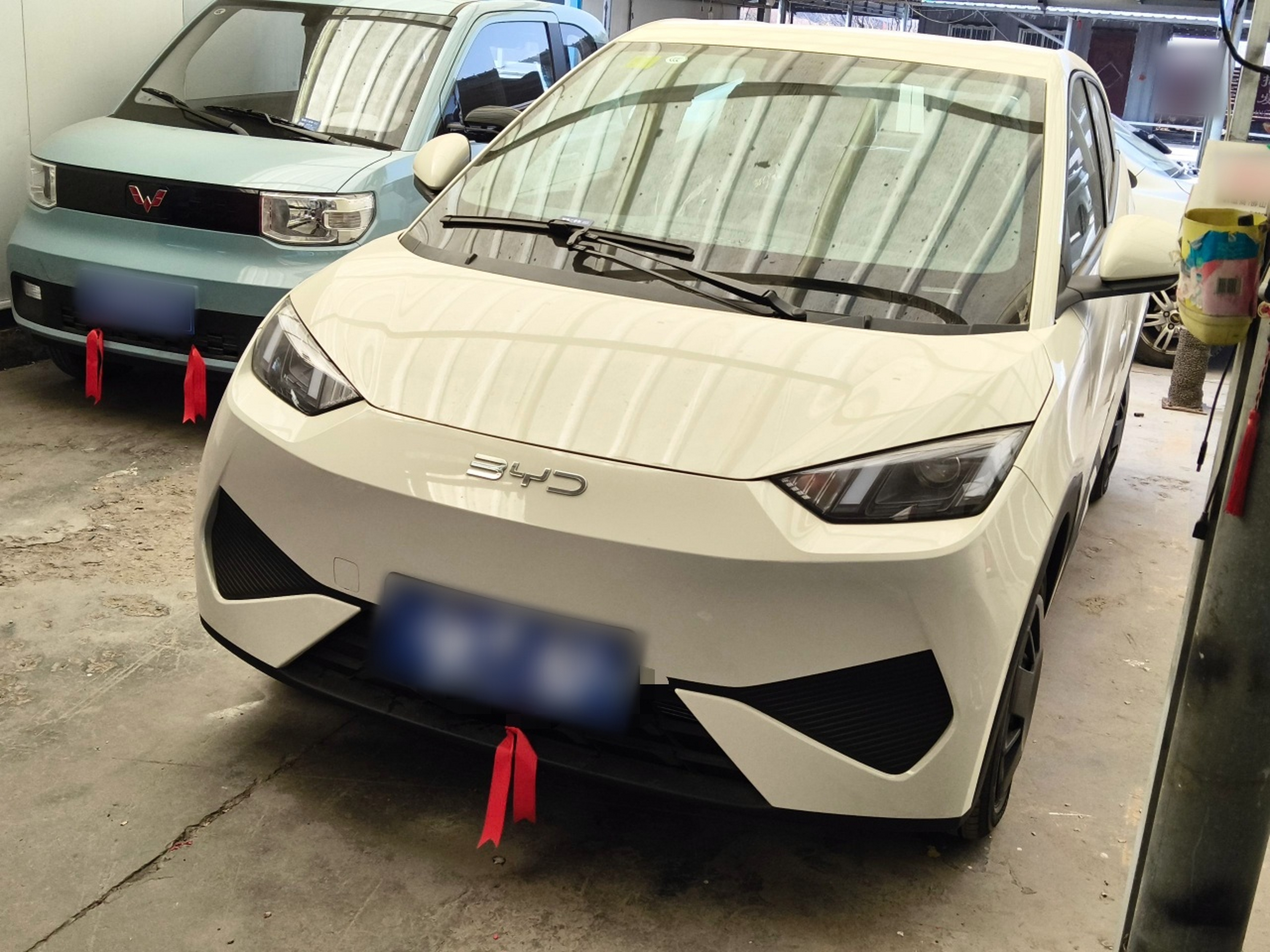 تحت مقدمة السيارة