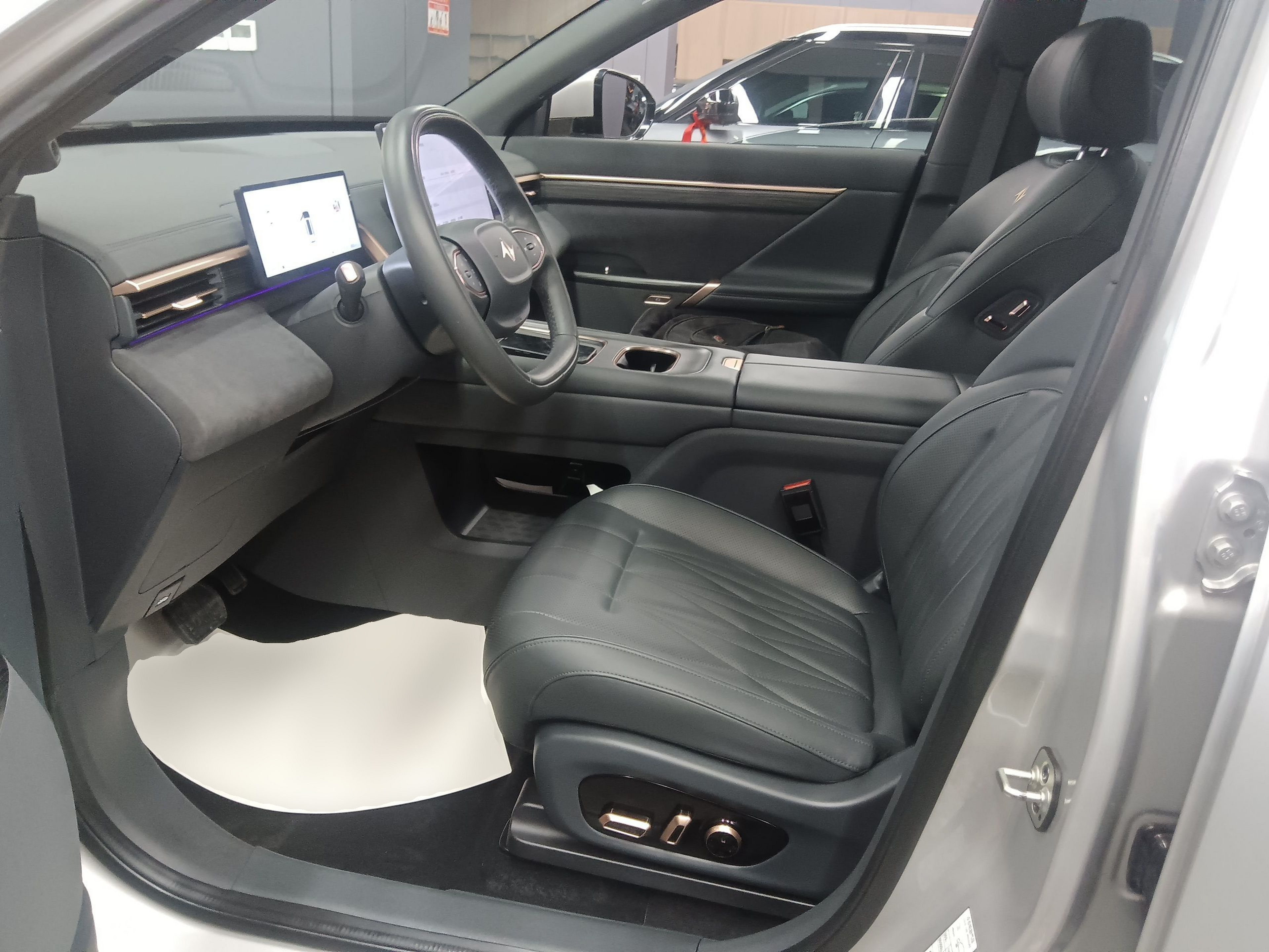 Переднее сиденье в автомобиле