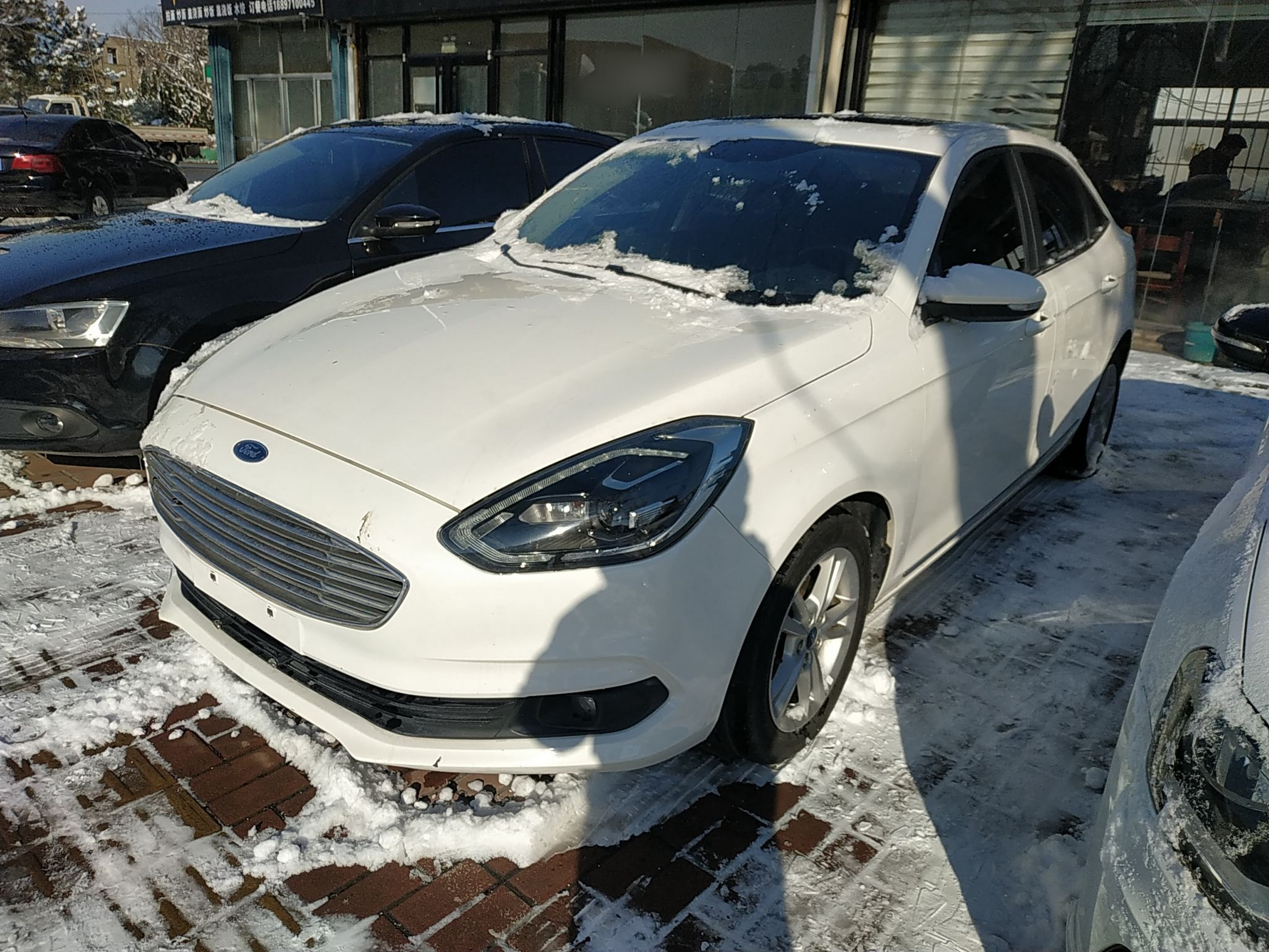 تحت مقدمة السيارة