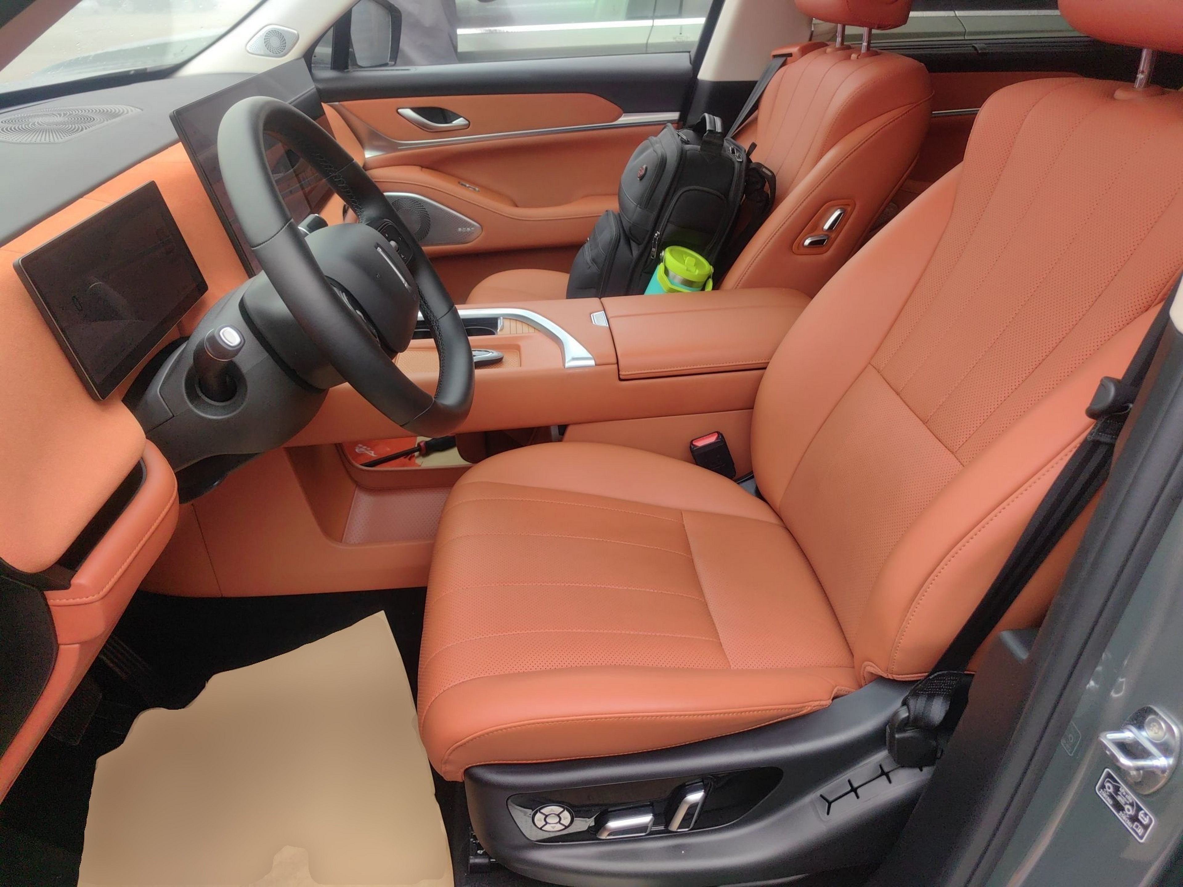 Переднее сиденье в автомобиле