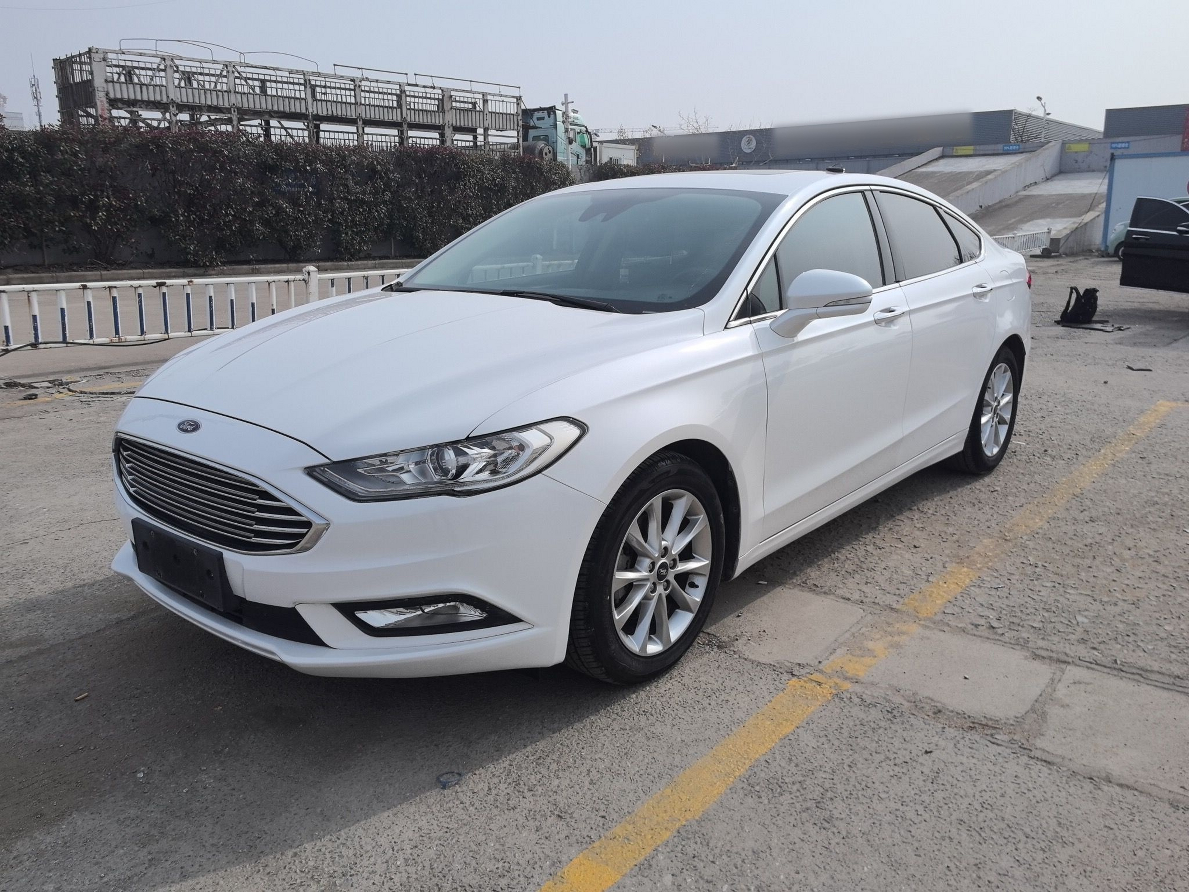 تحت مقدمة السيارة