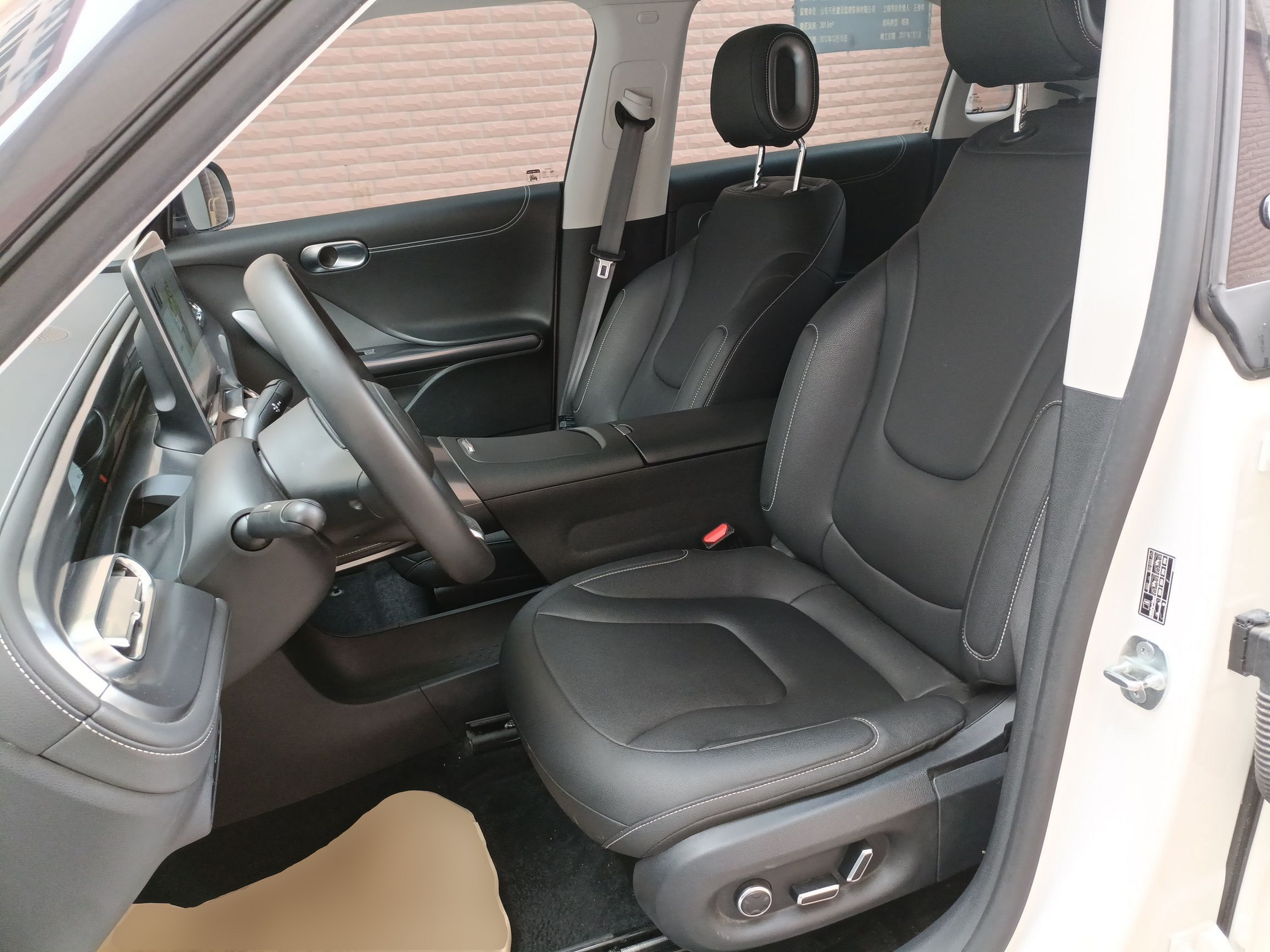 Переднее сиденье в автомобиле