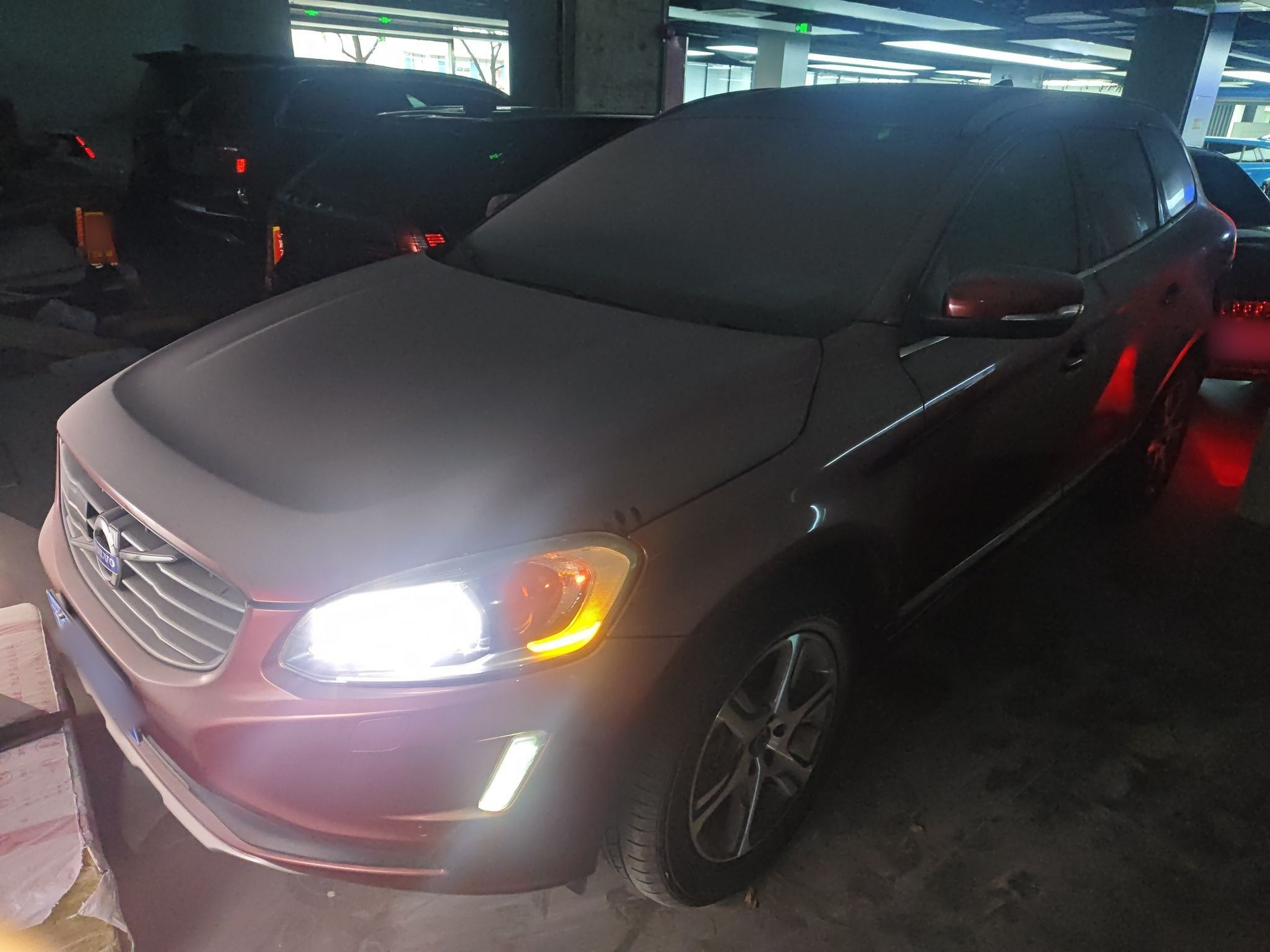 تحت مقدمة السيارة