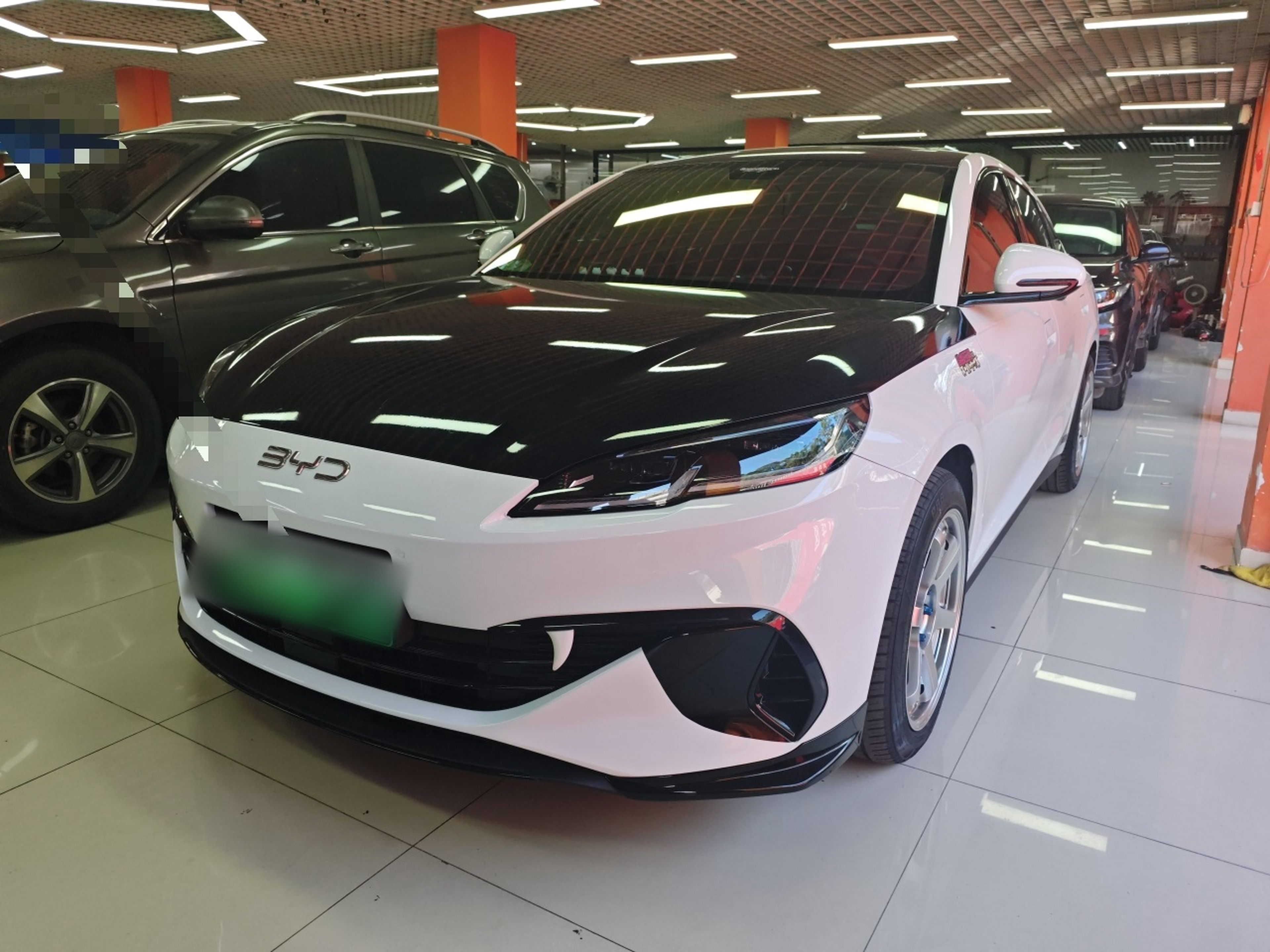 تحت مقدمة السيارة