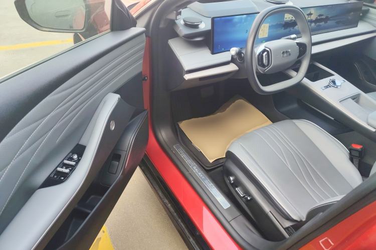 Used Geely Galaxy E8 2024 665 km Range Rear-Drive Starship Long-Range Version
