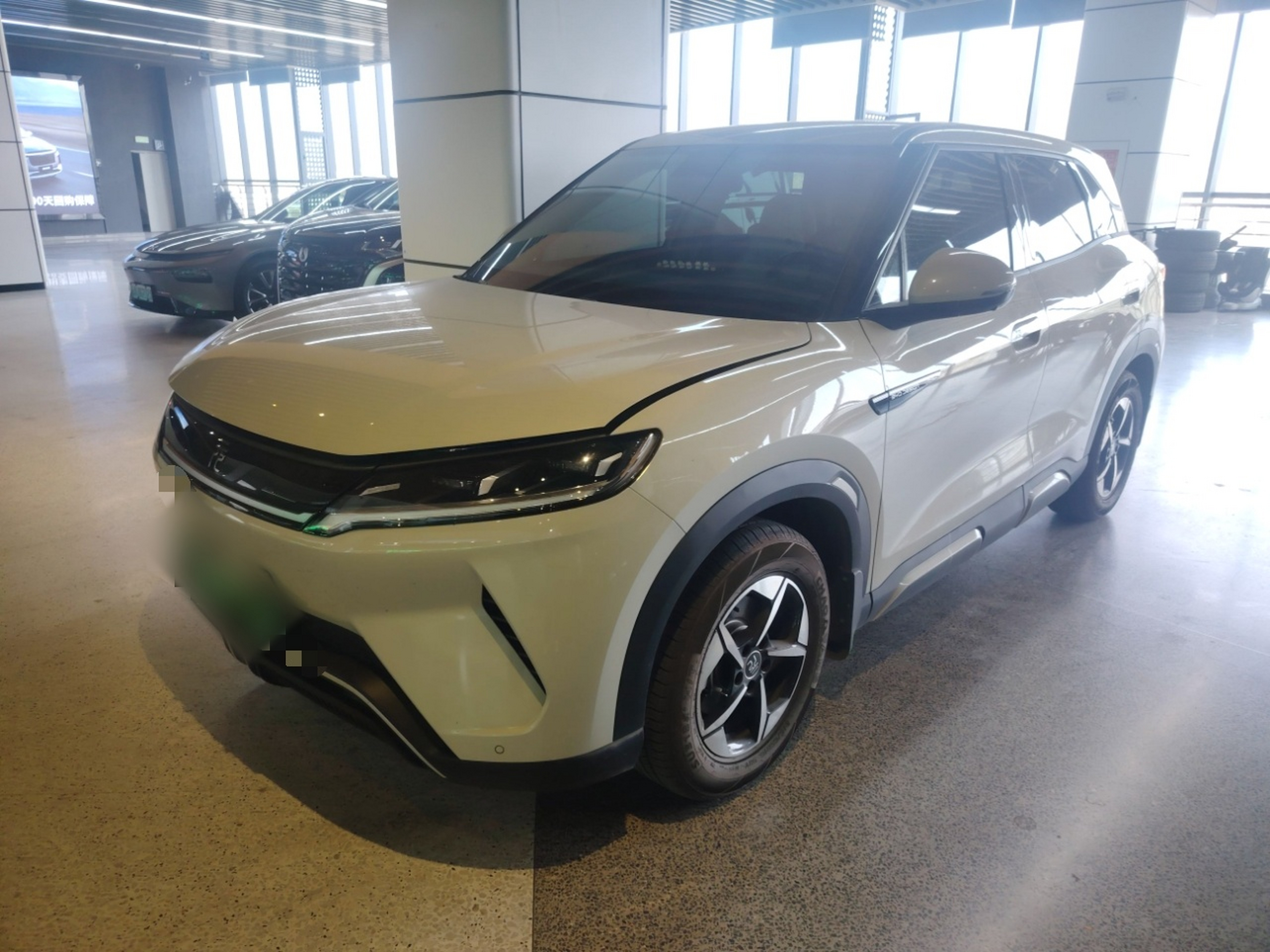 تحت مقدمة السيارة