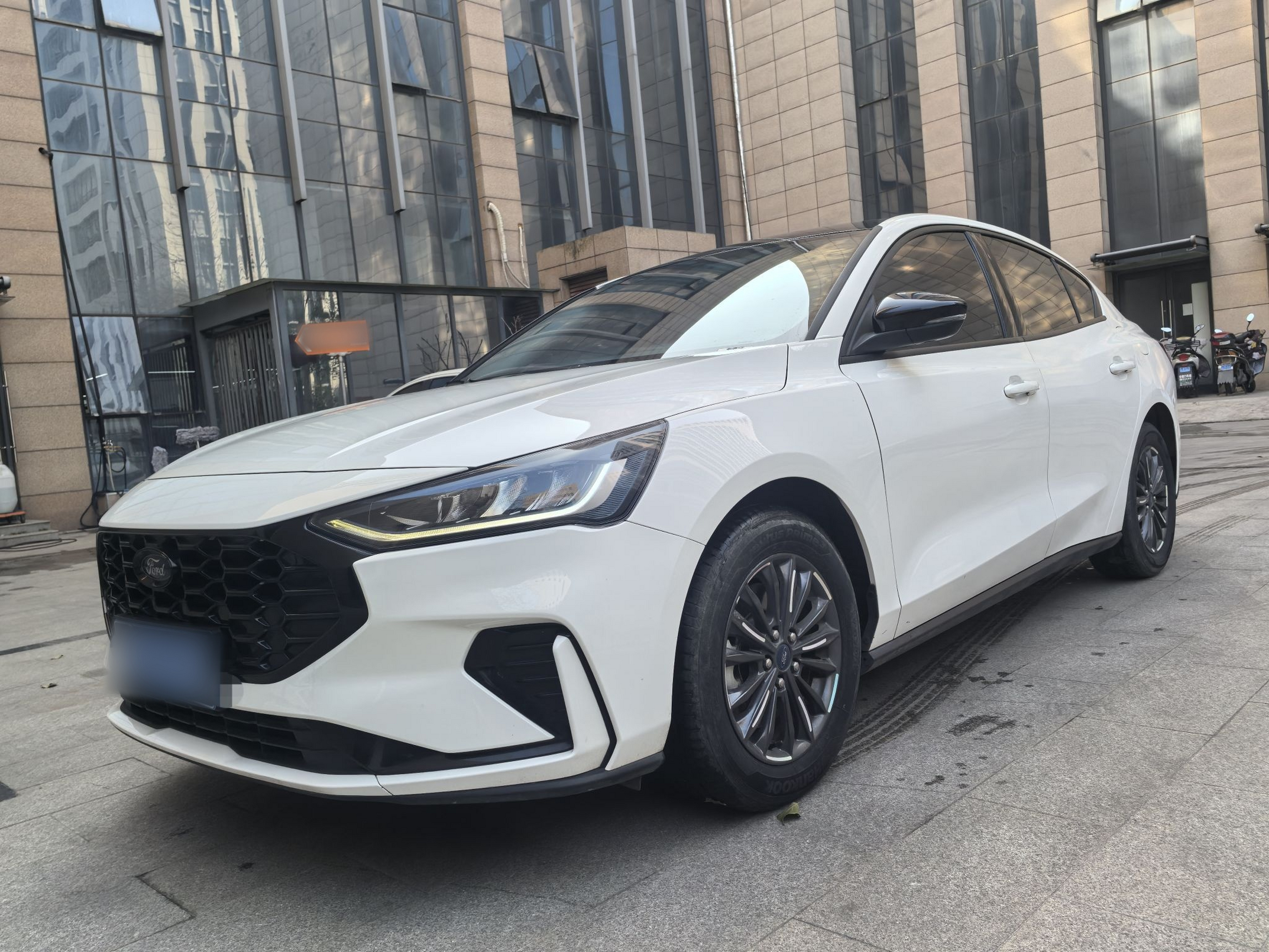 Под передней частью автомобиля