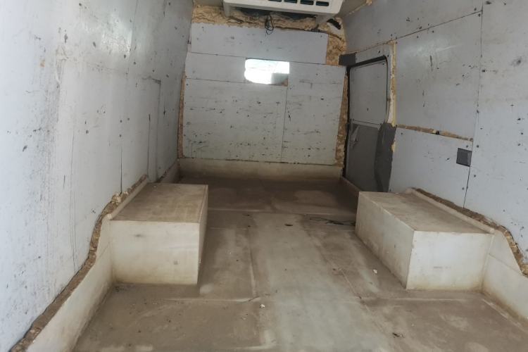 Used Iveco Daily 2023 2.5T V40 Van Long Wheelbase Mid-Roof Design Dual Tires Side-Swing Doors 2-3 Seater
