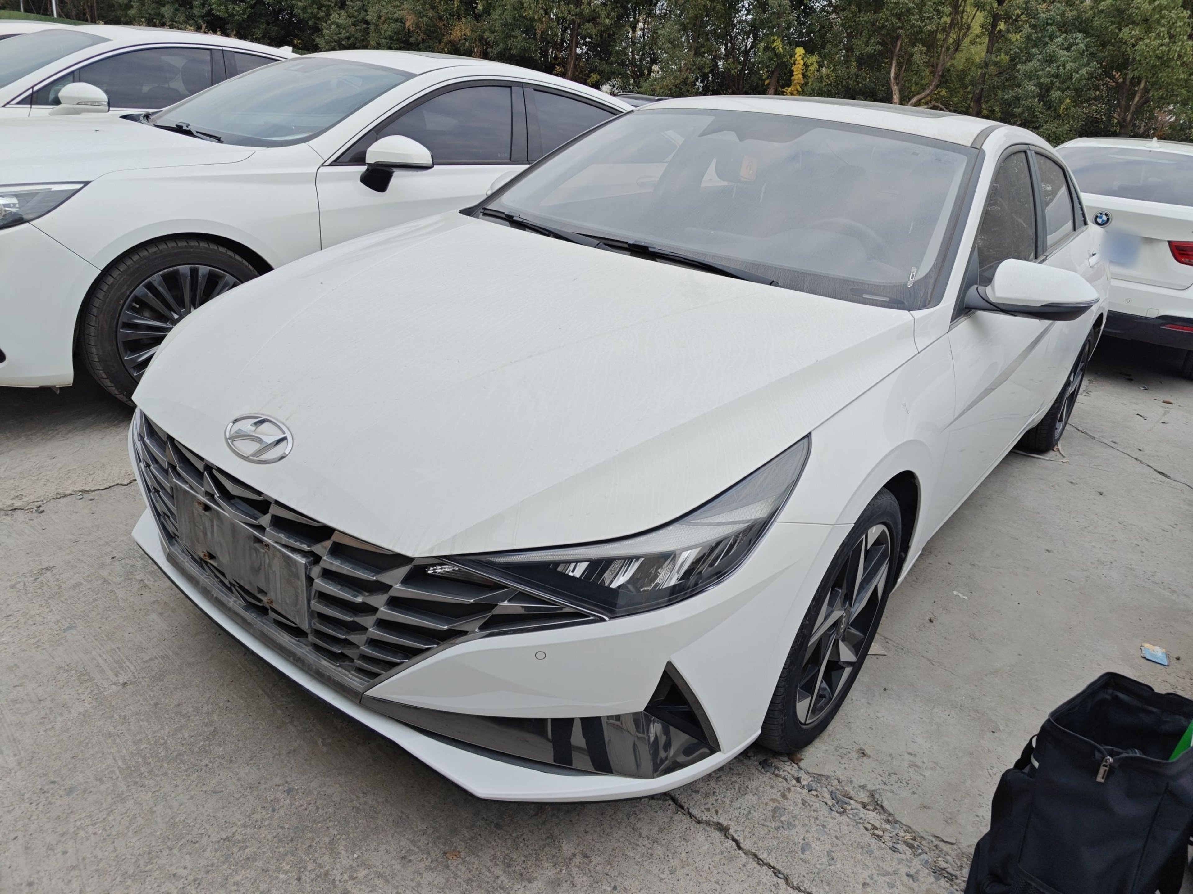 Под передней частью автомобиля