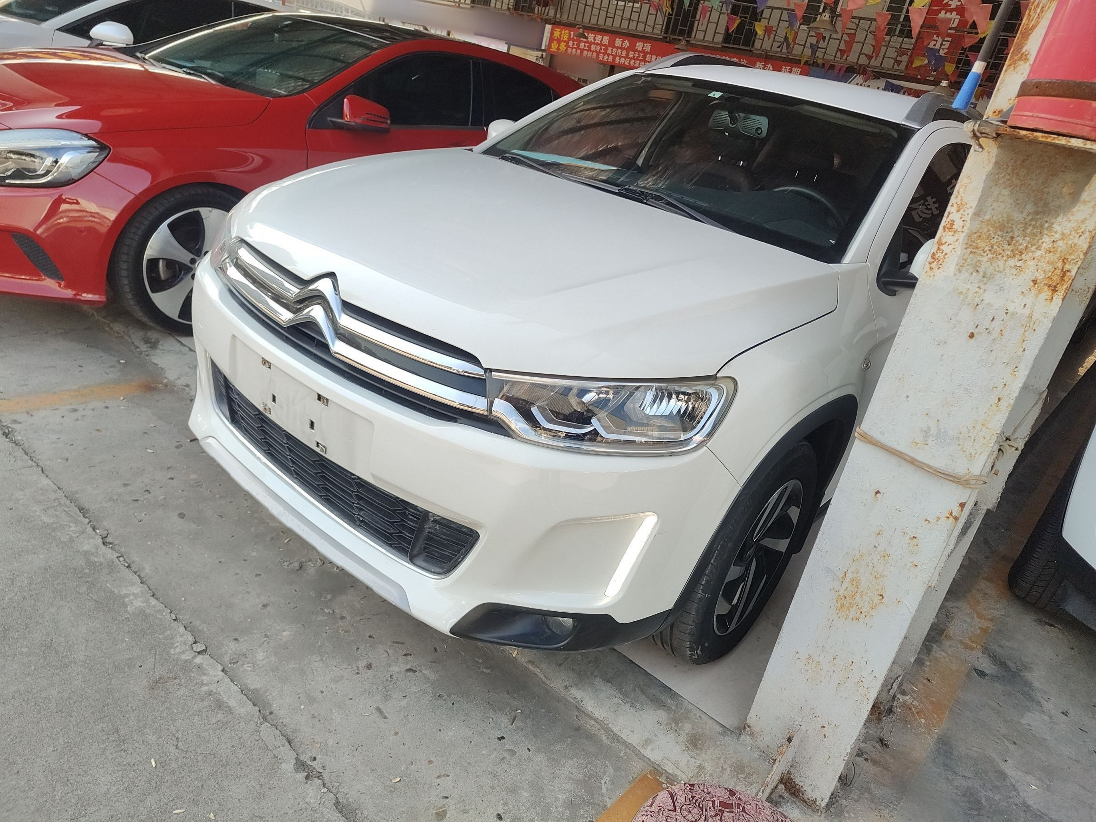 Под передней частью автомобиля