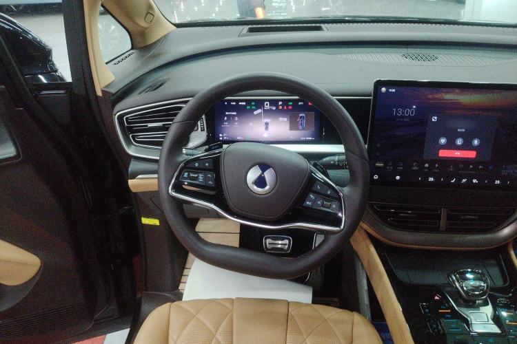 Used Denza D9 2025 DM-i Intelligent Drive 1020 Four-Wheel Drive Flagship Model