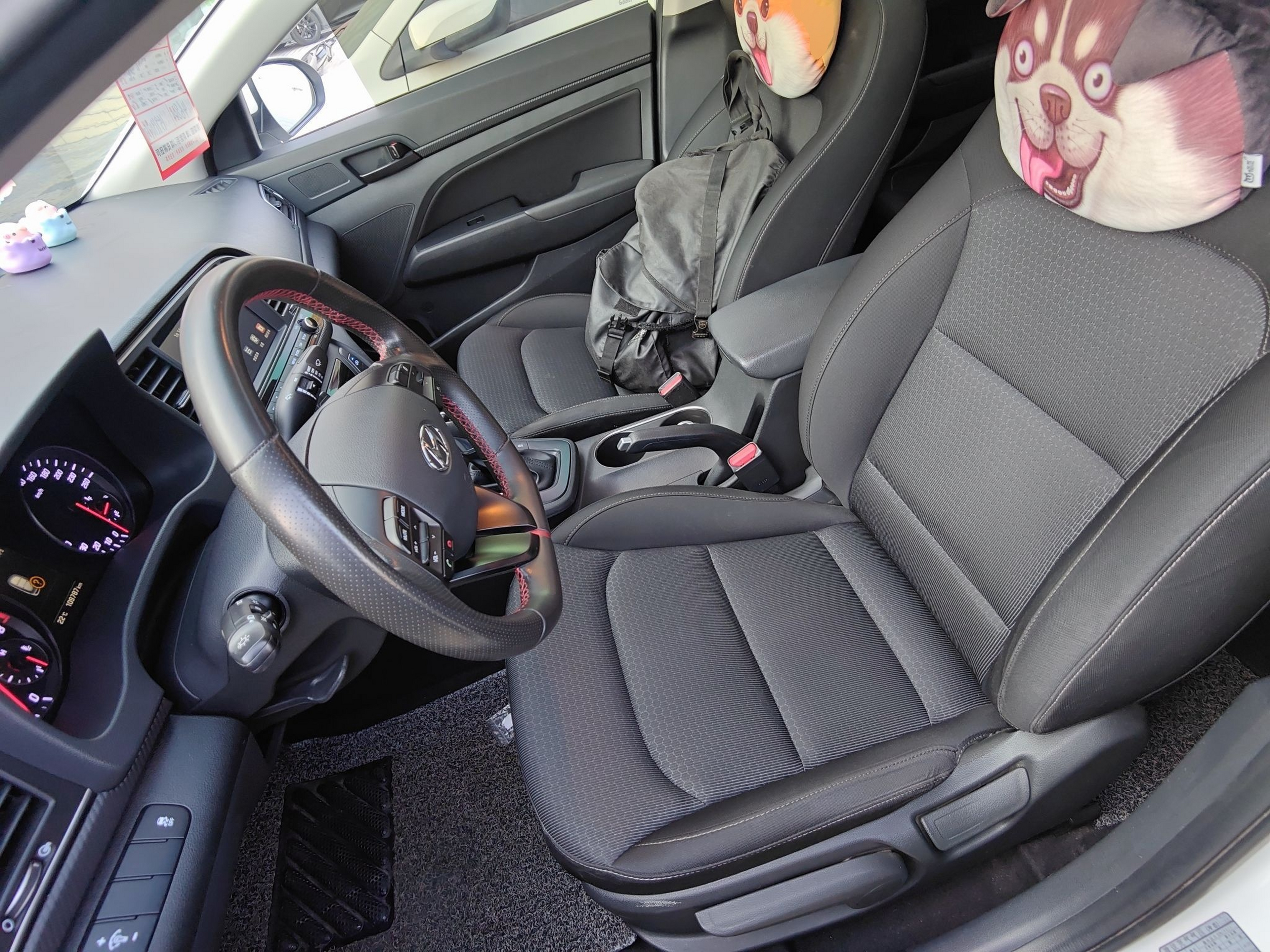 المقاعد الأمامية داخل السيارة