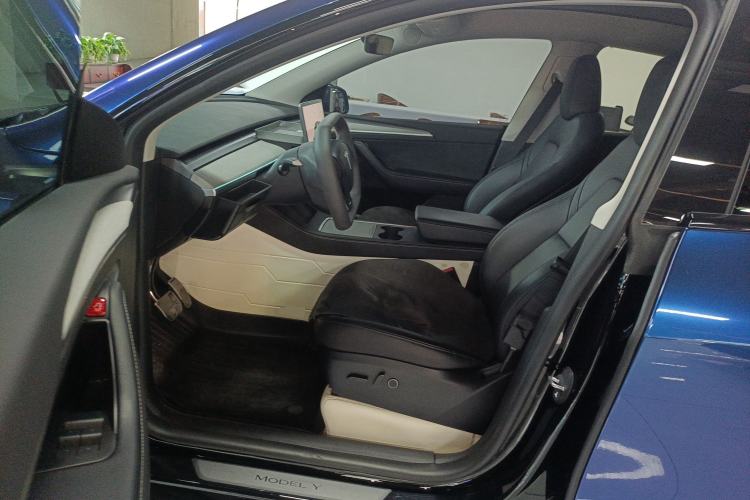 Used Tesla Model Y 2023 Long-Range All-Wheel-Drive Version
