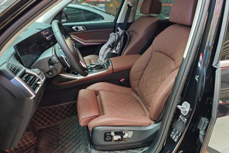 Used BMW X7 2023 xDrive40i Luxury Package with Leading Features
