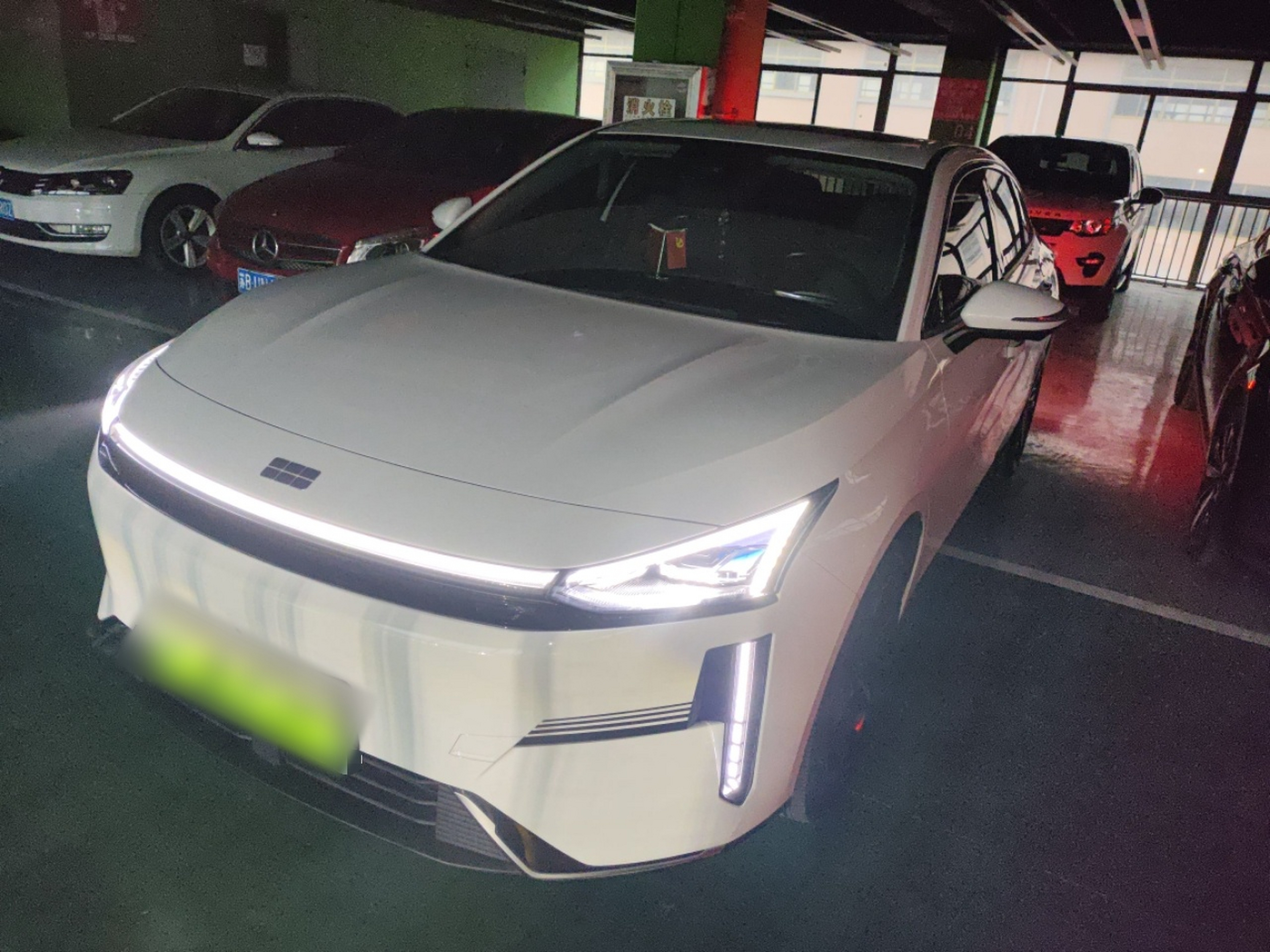 تحت مقدمة السيارة