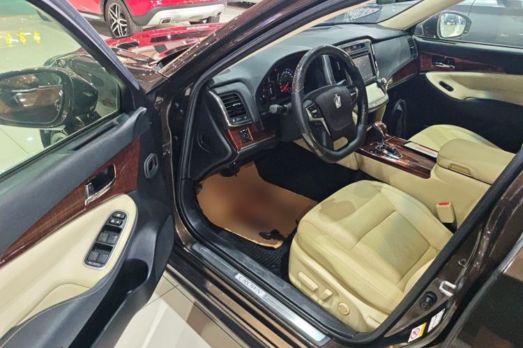 Used Toyota Crown 2015 2.0T Fashion Edition
