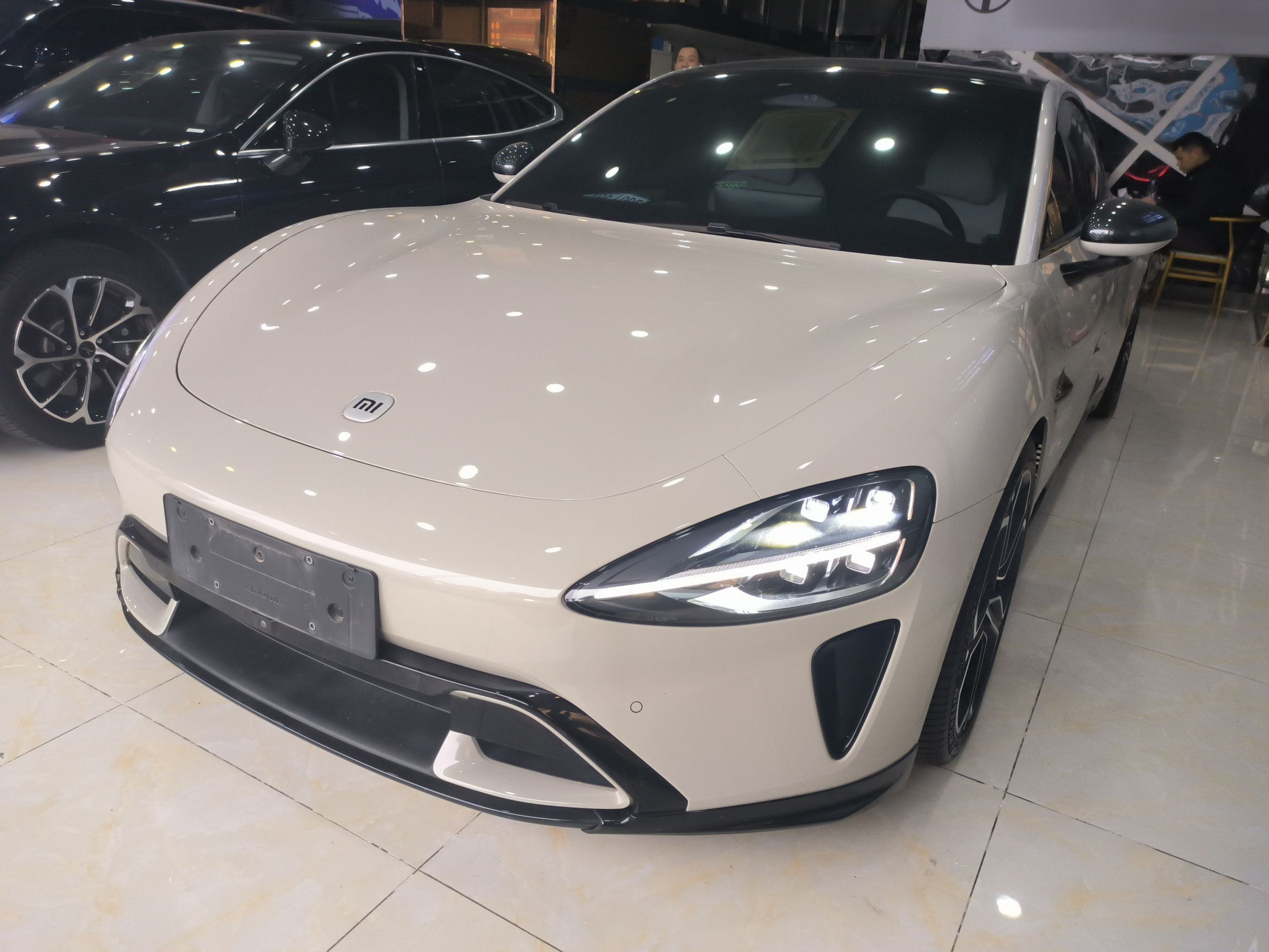 تحت مقدمة السيارة