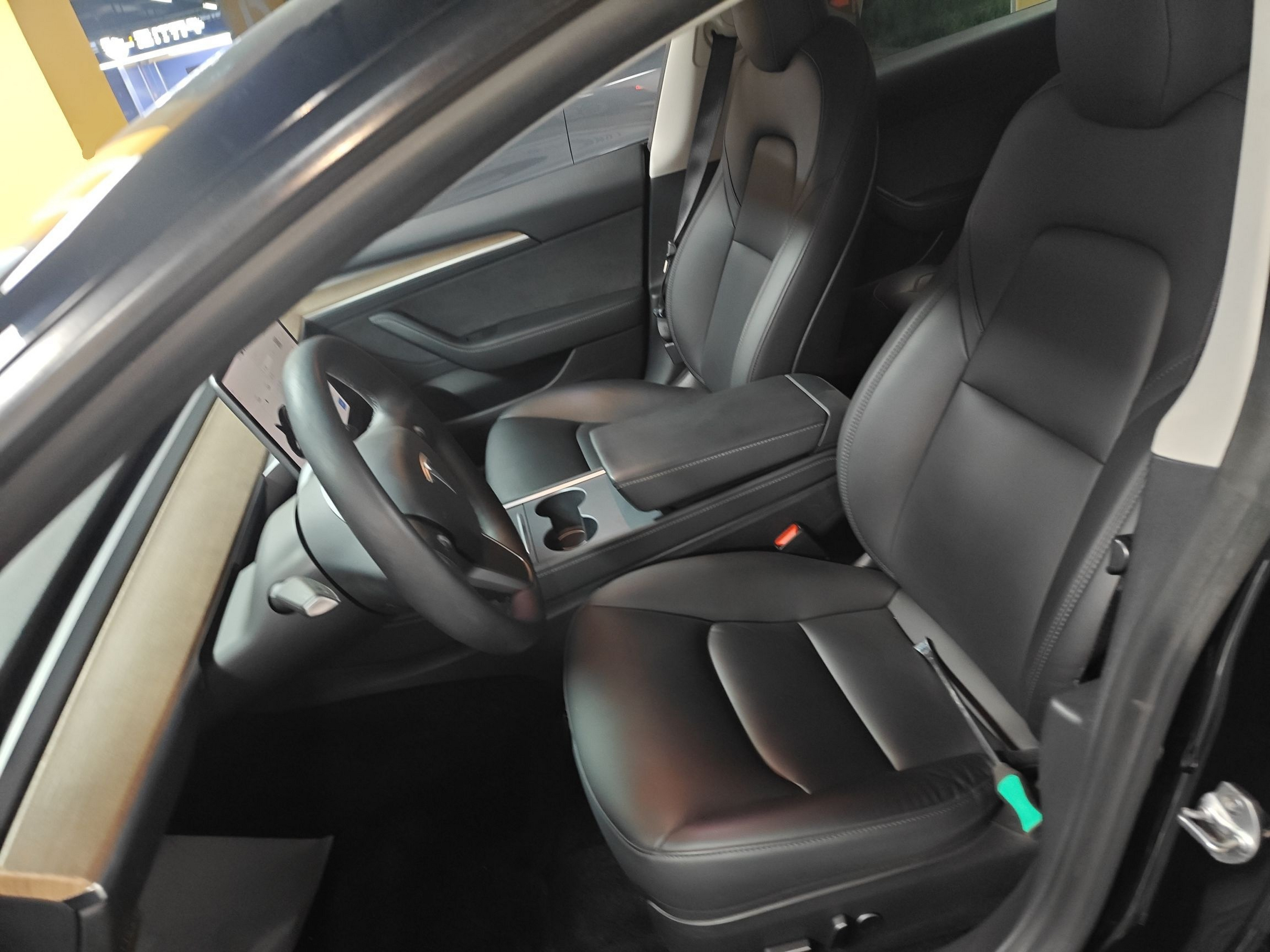 Переднее сиденье в автомобиле