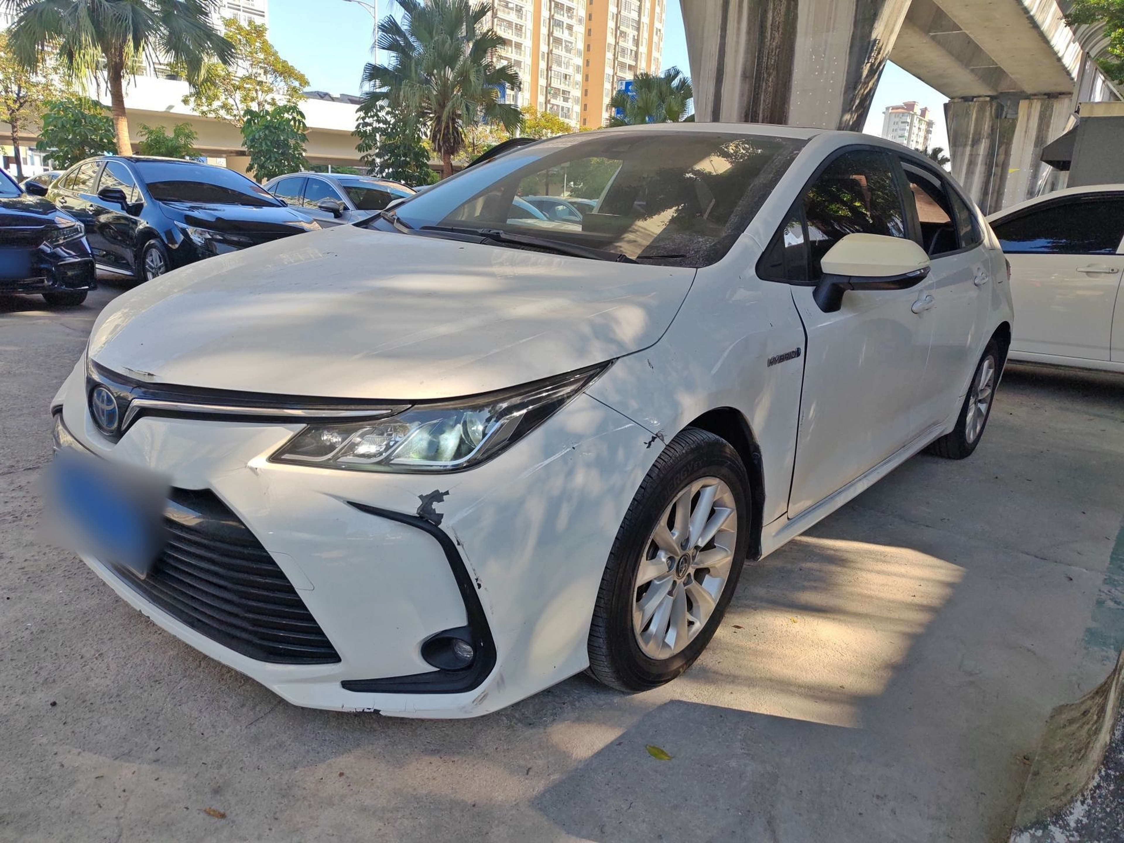 Под передней частью автомобиля