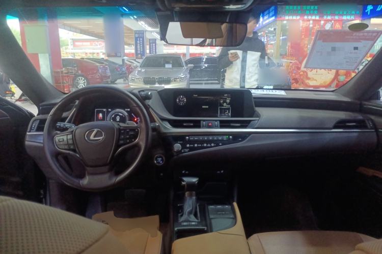 Used Lexus ES 2020 300h Premier Edition
