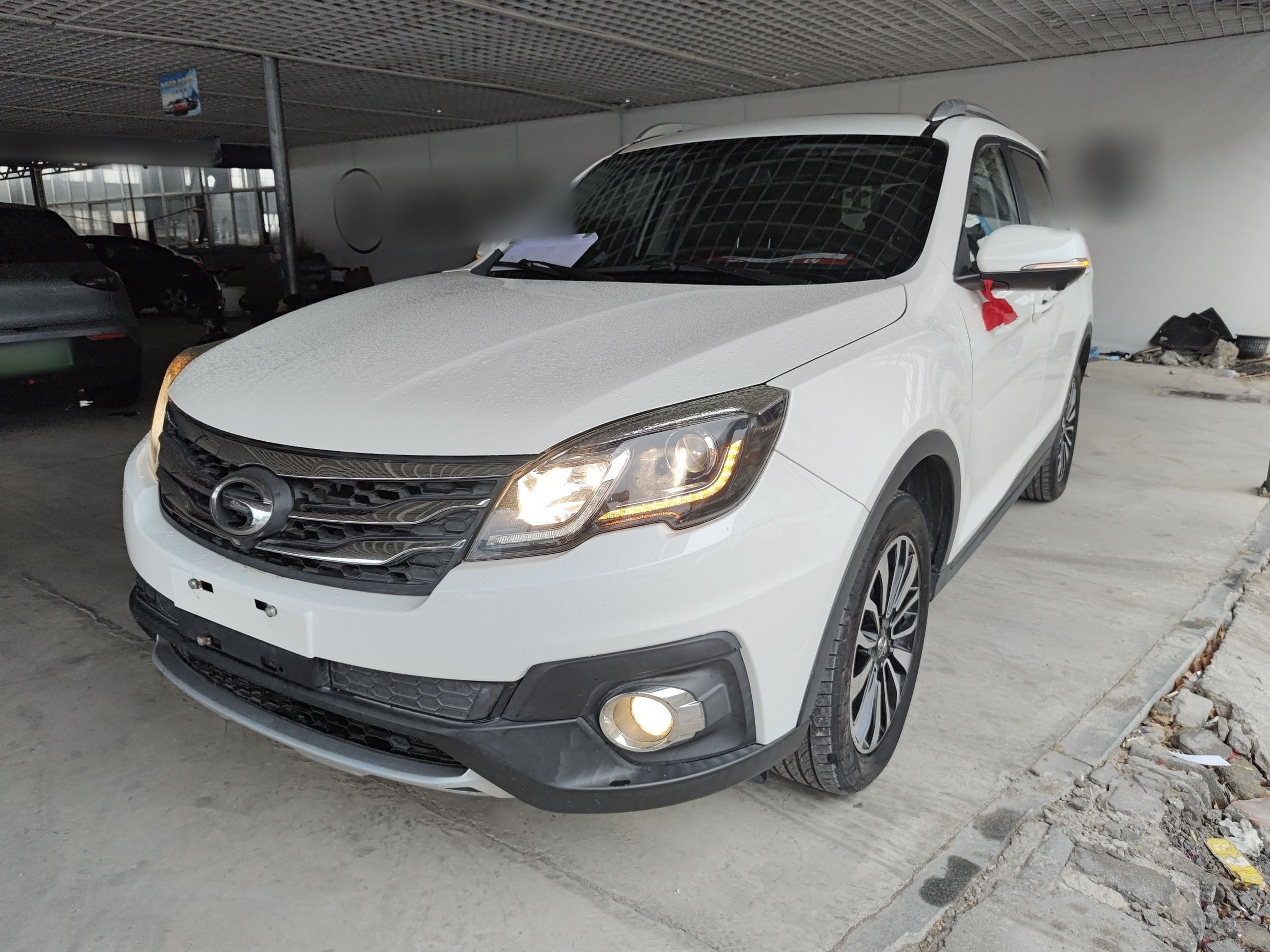 تحت مقدمة السيارة