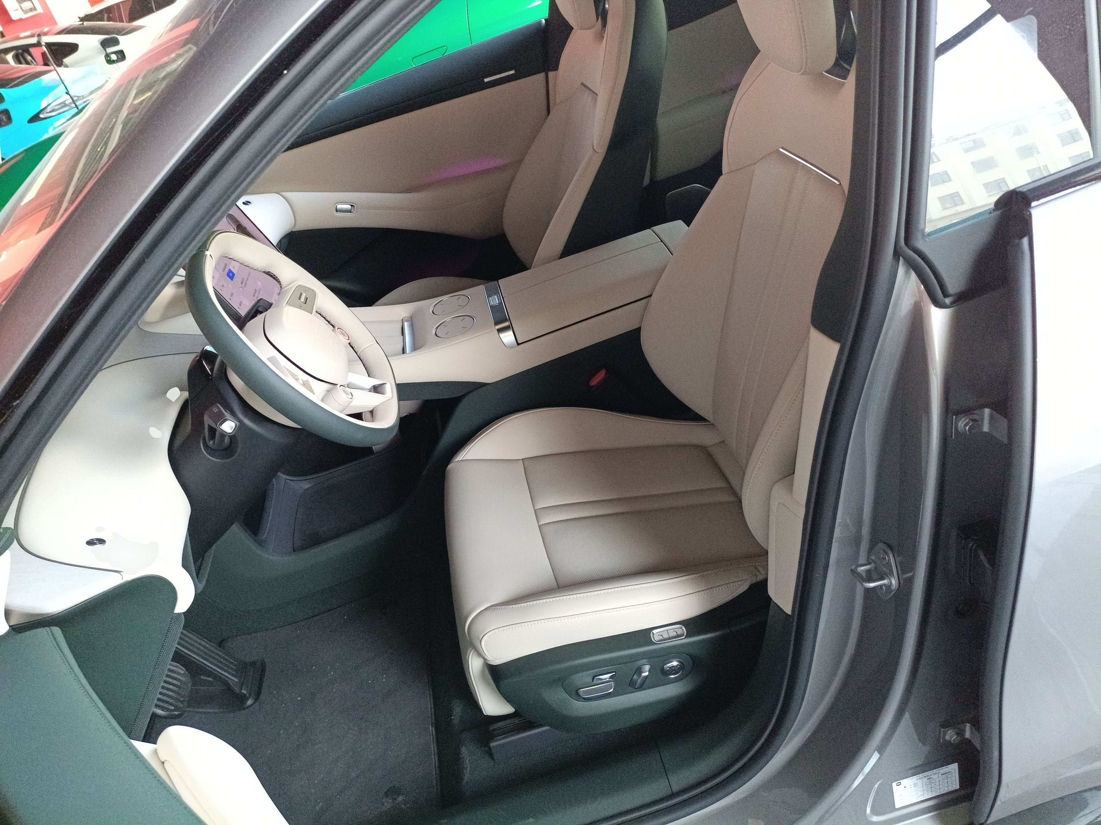 المقاعد الأمامية داخل السيارة