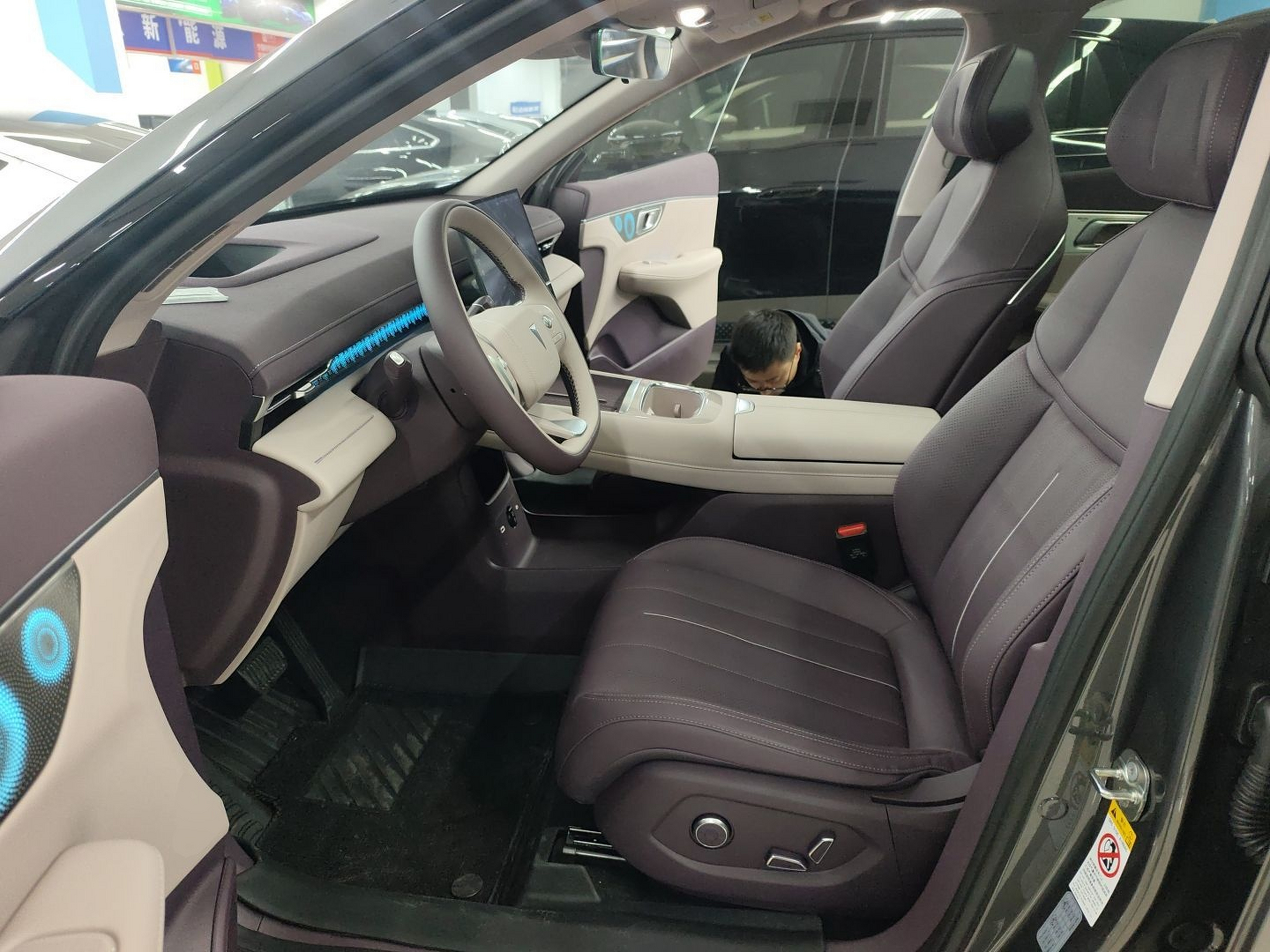 المقاعد الأمامية داخل السيارة