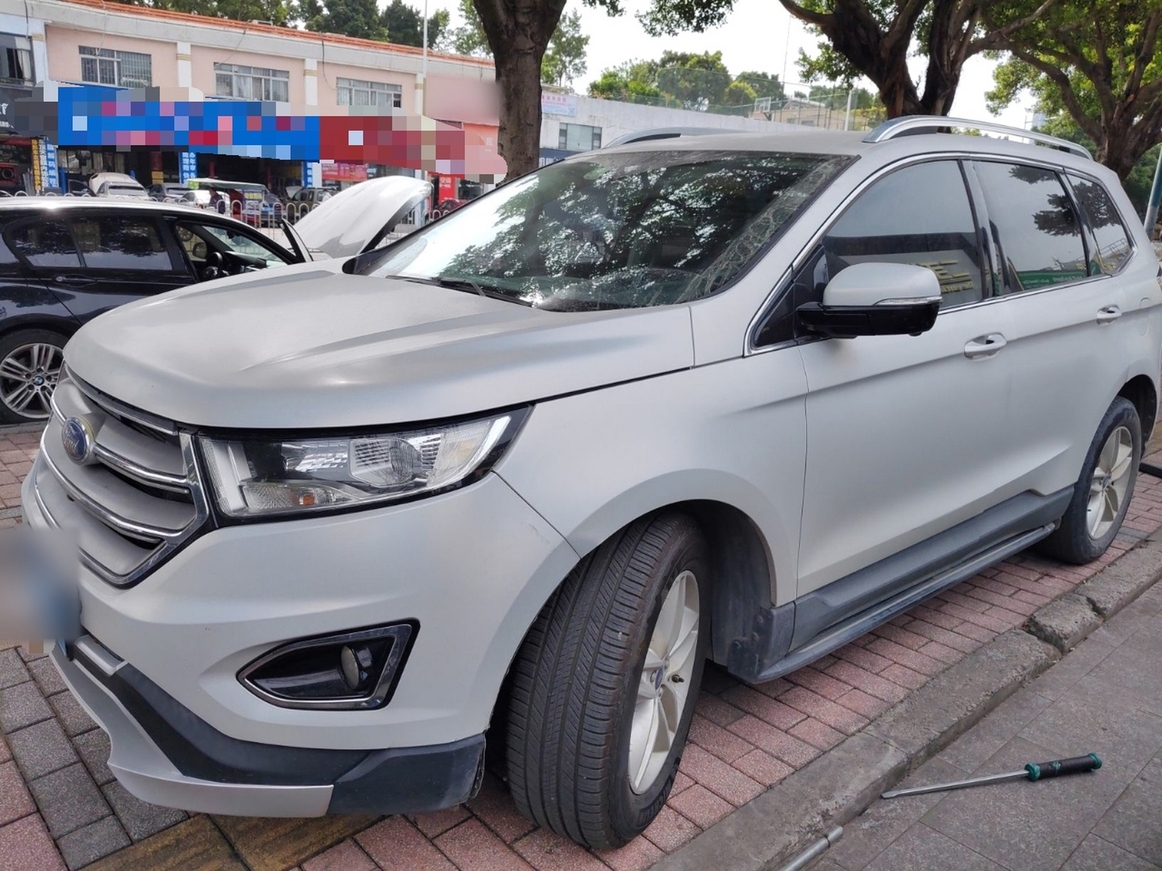 تحت مقدمة السيارة