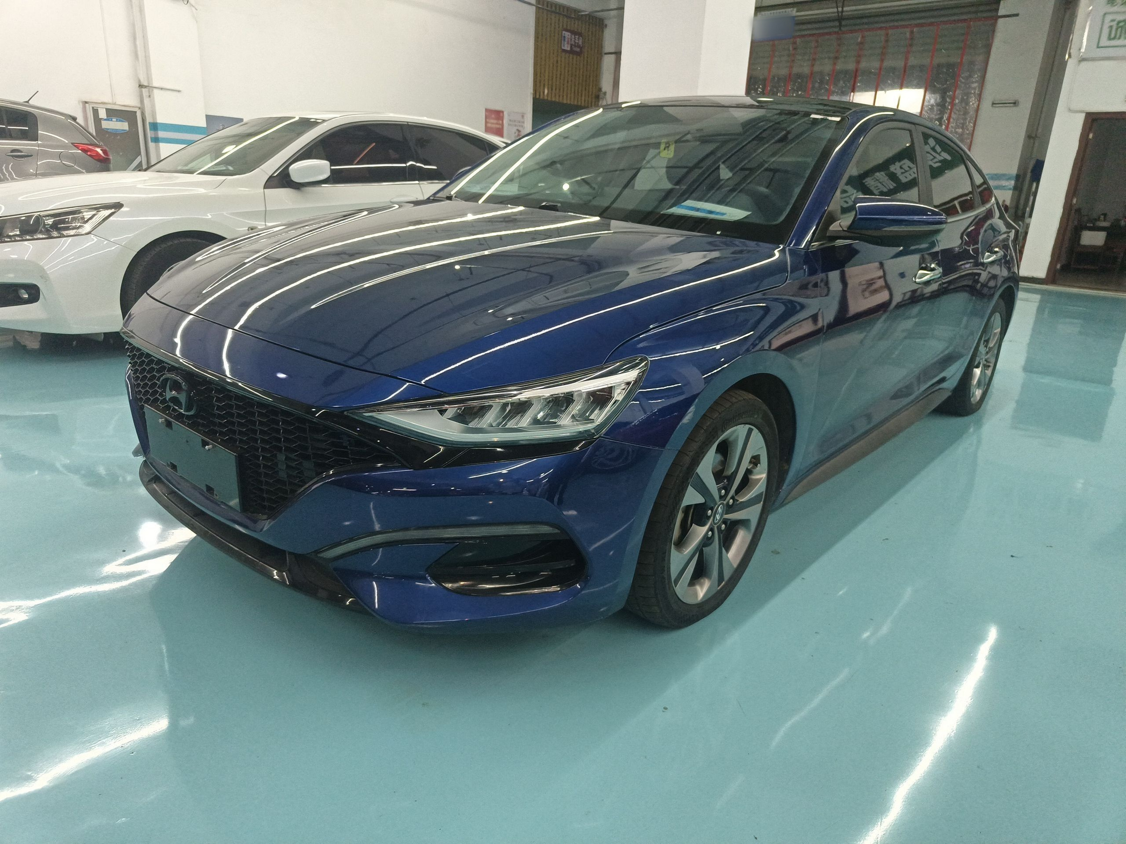 تحت مقدمة السيارة