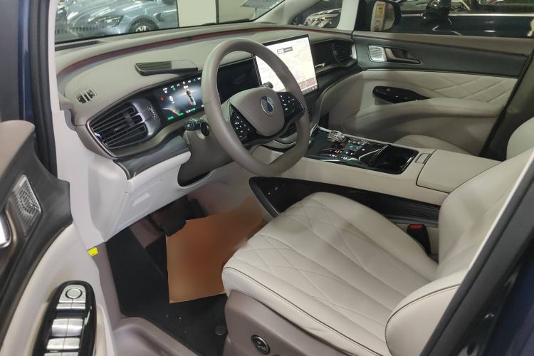 Used Denza D9 2022 EV 600 Four-Wheel Drive Flagship Model
