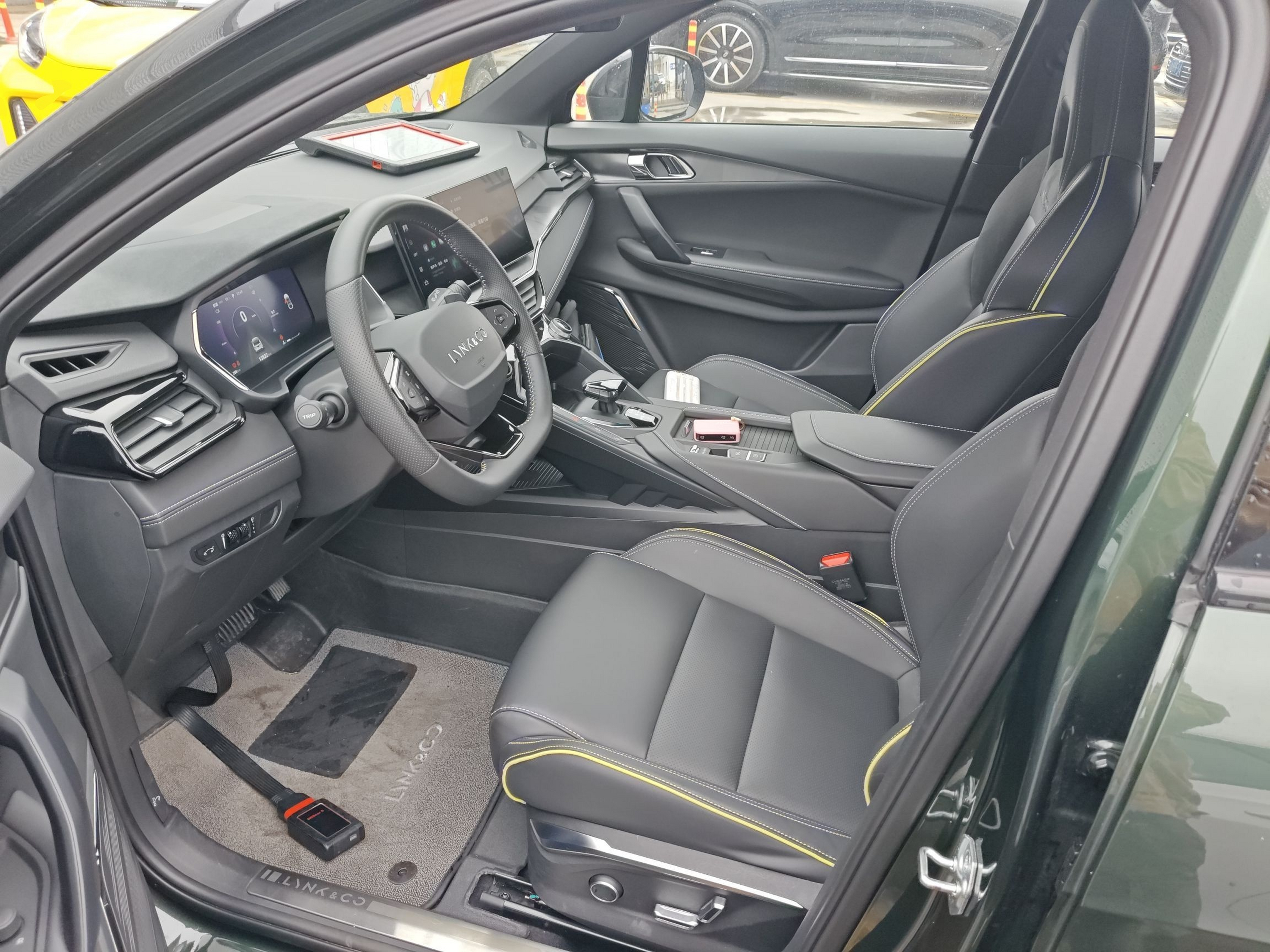 المقاعد الأمامية داخل السيارة